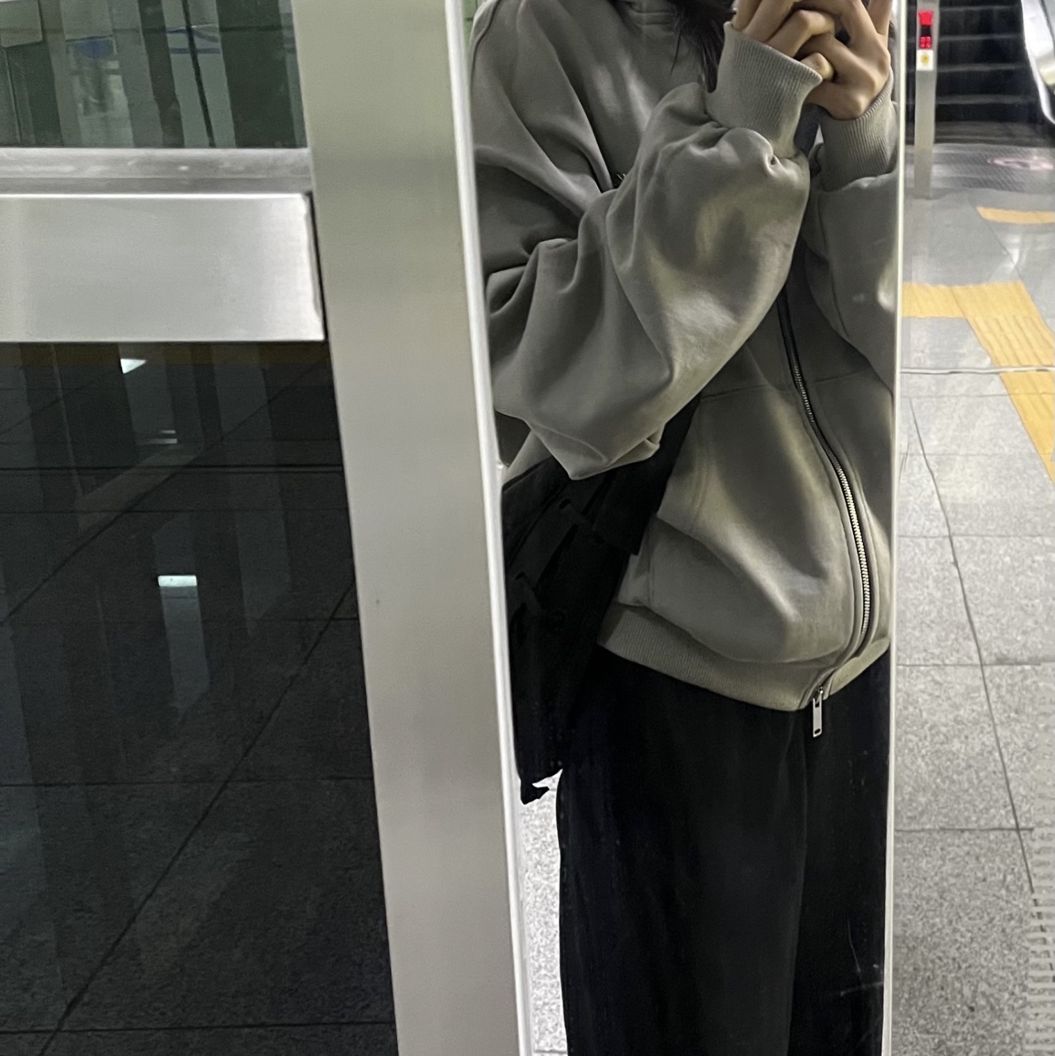 PACOSPLY Allday Zip Up Hoodie Sand Beige 착용 스타일