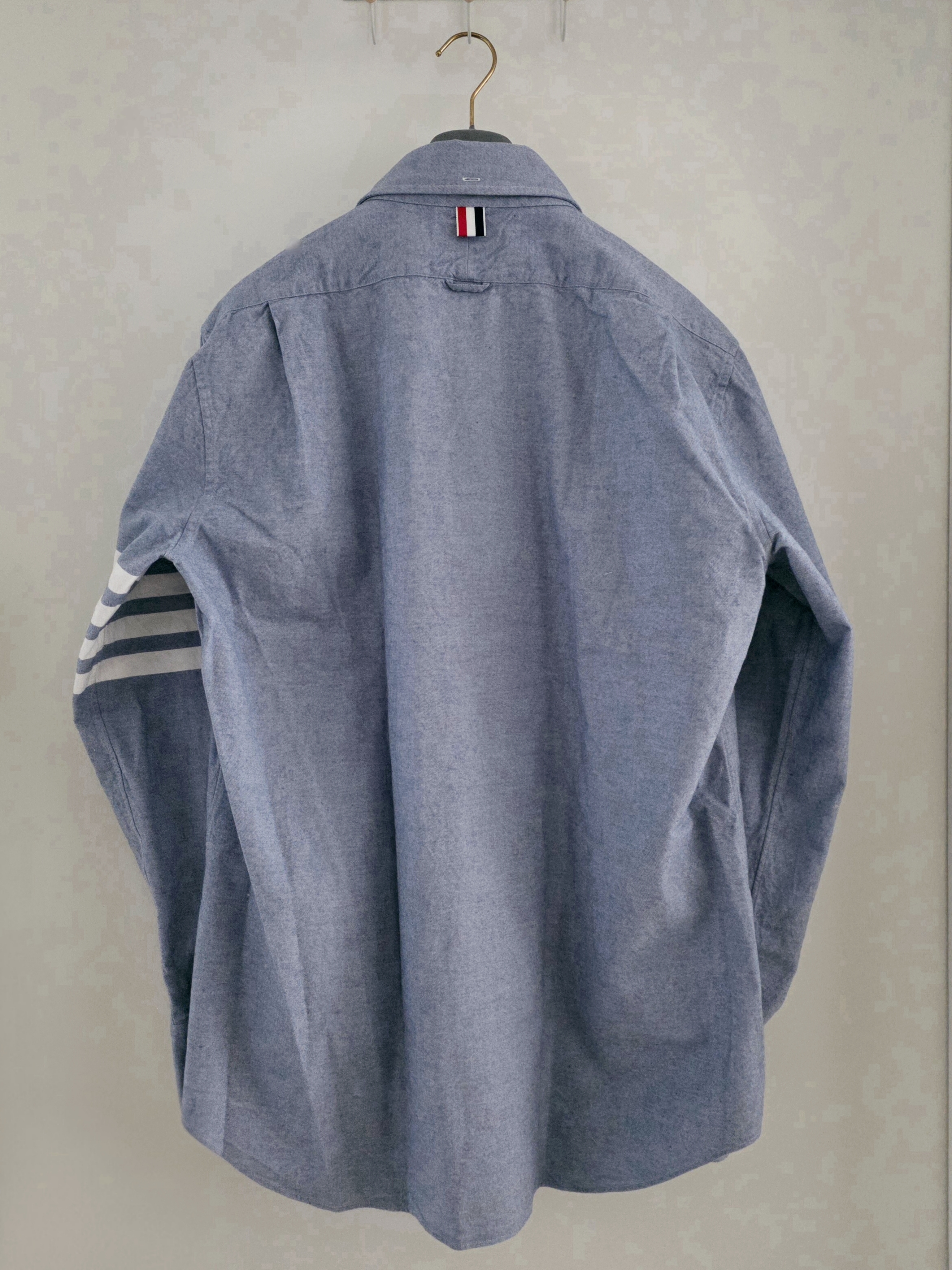 Thom Browne Solid Flannel 4-Bar Straight Fit Shirt Light Blue 착용 스타일 - 1