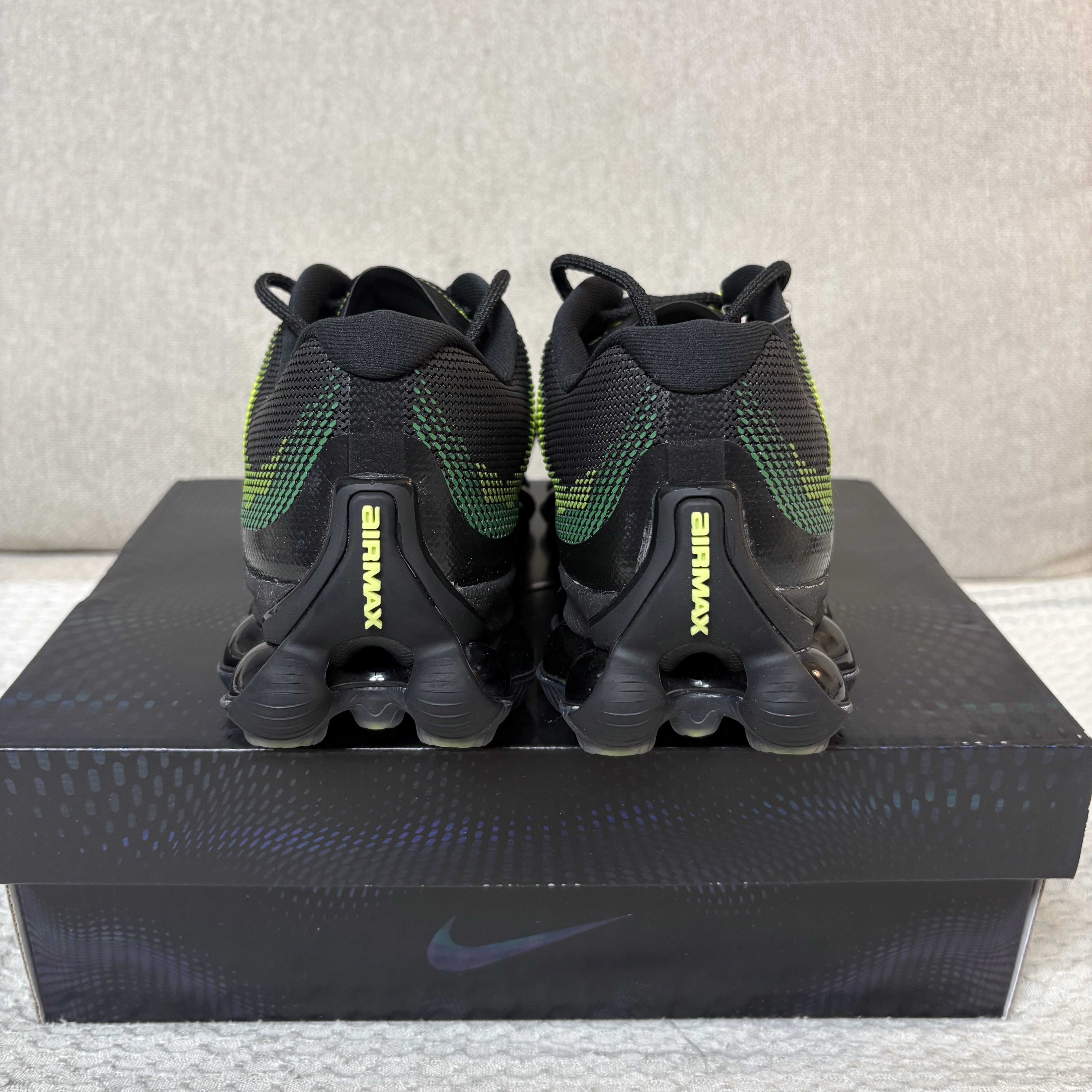 Nike Air Liquid Max Radiant Green and Green Apple 착용 스타일 - 4