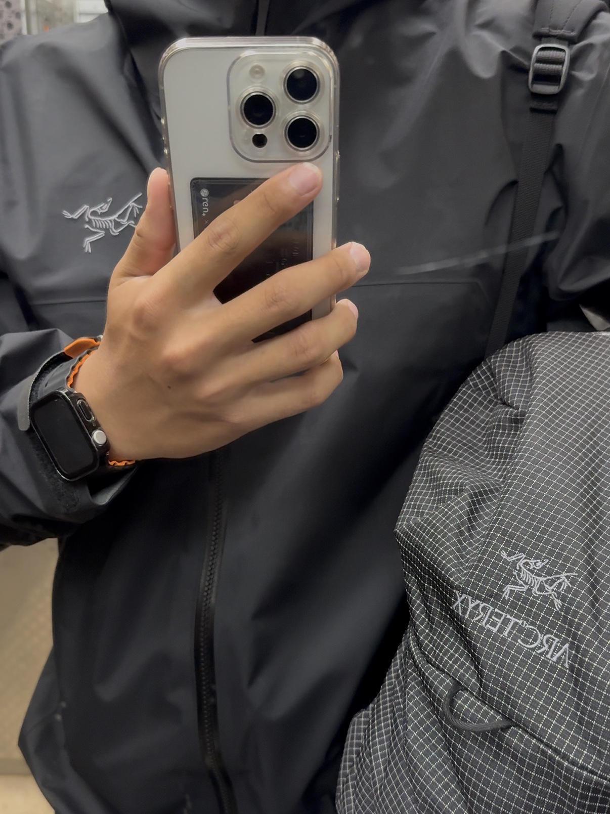 Arc'teryx Konseal 15 Backpack Black, Arc'teryx Beta Jacket Black 착용 스타일