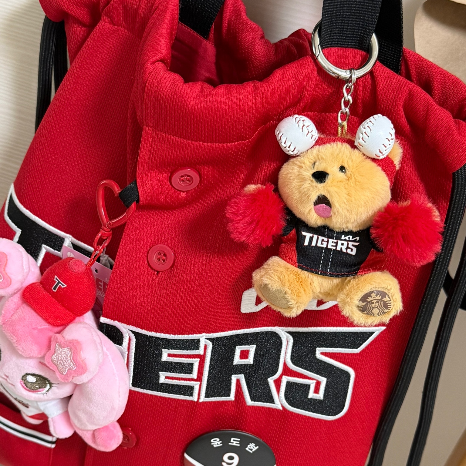 Starbucks x KBO Tigers Bearista Keychain 착용 스타일