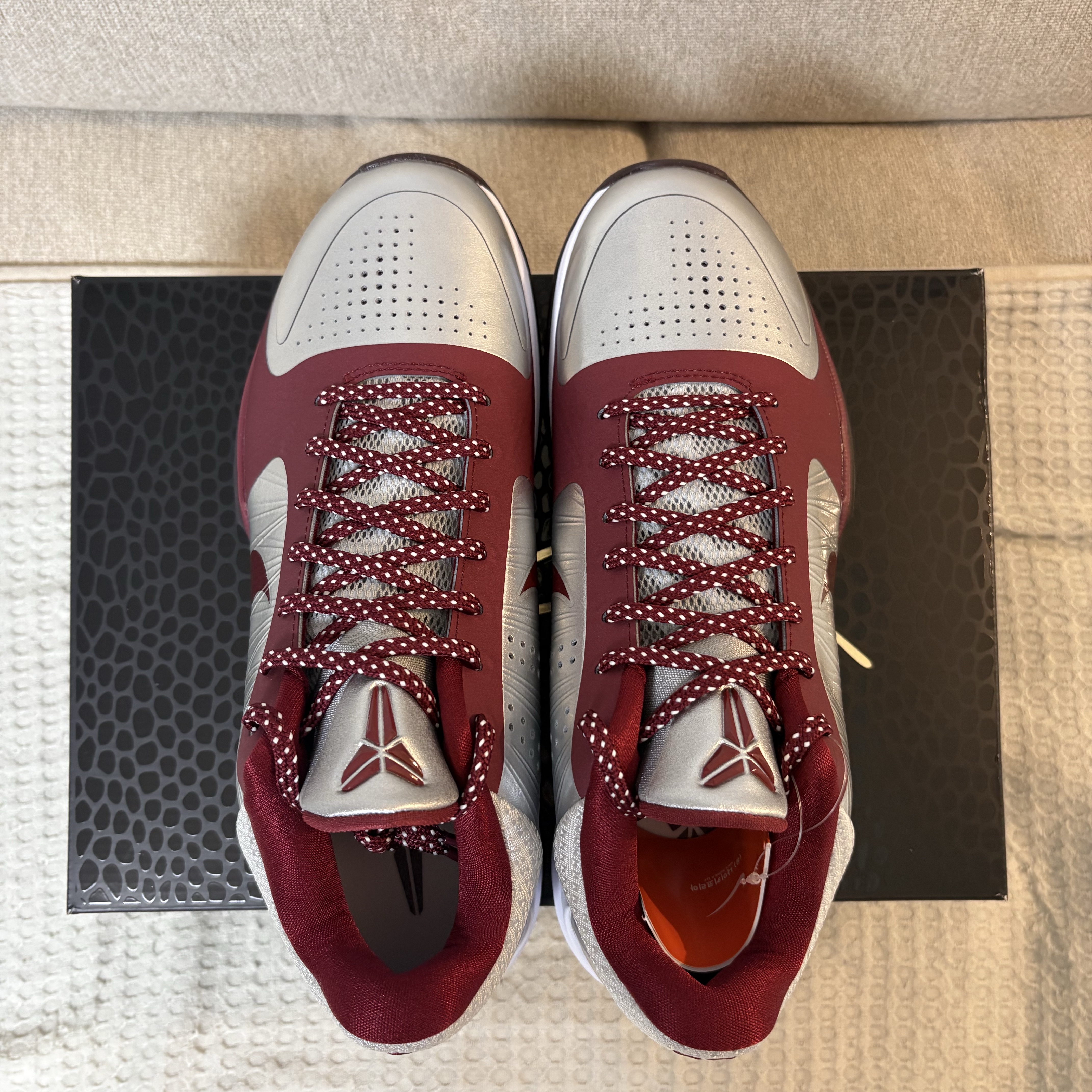 Nike Kobe 5 Protro Lower Merion Aces Away Metallic Silver Team Red 착용 스타일 - 5