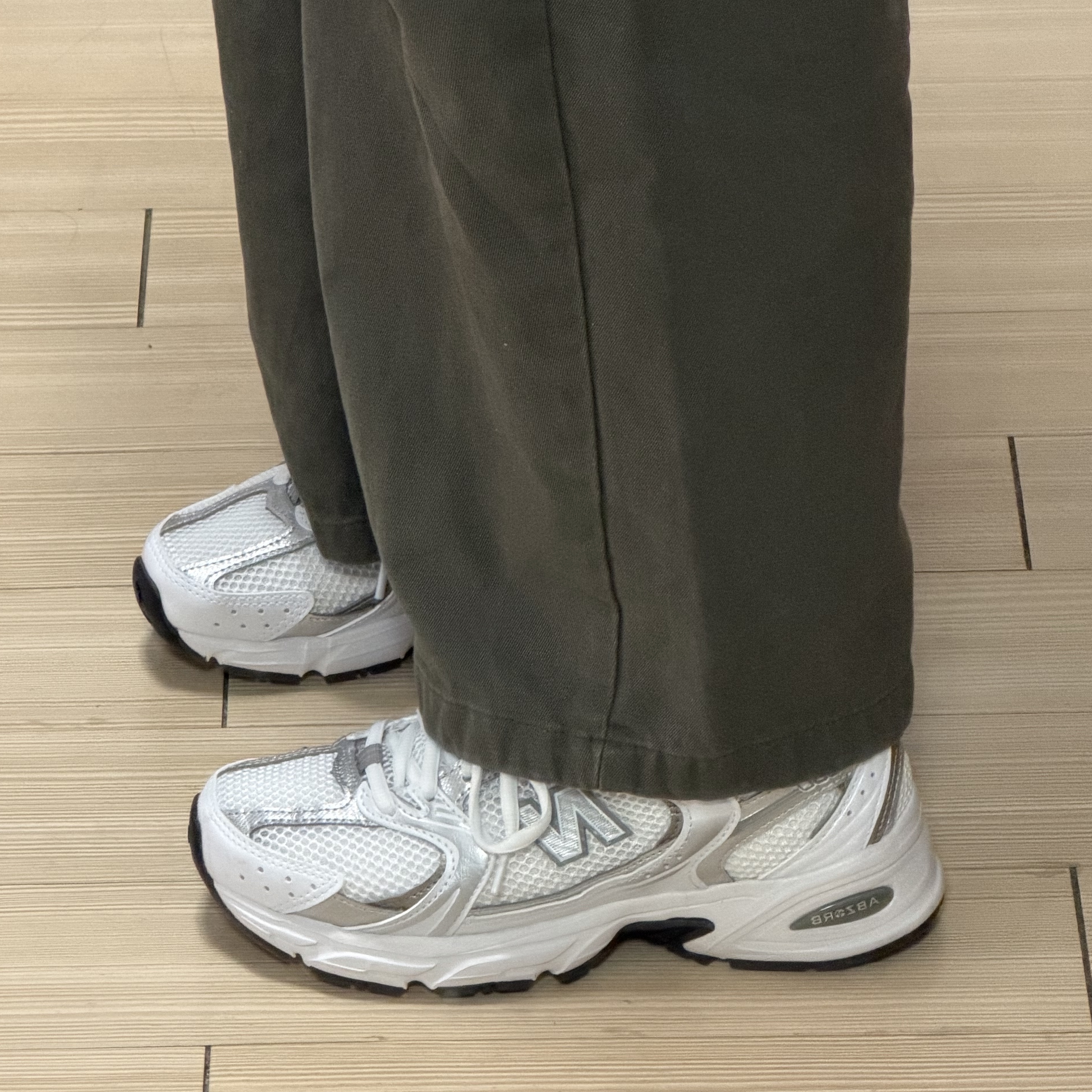 New Balance 530 White Silver 착용 스타일 - 3