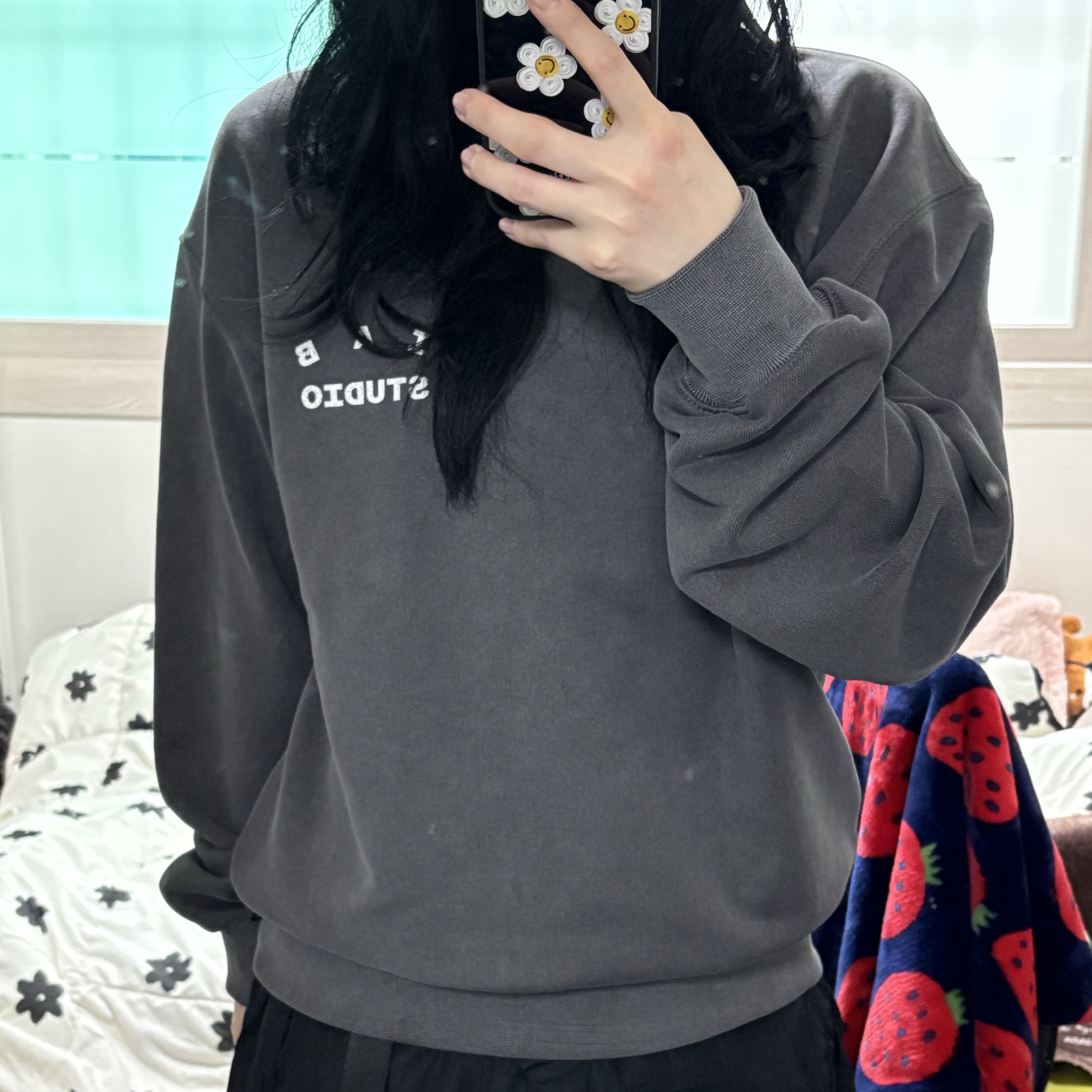 IAB Studio IAB Damaged Logo Sweatshirt Charcoal, The North Face White Label Sheldon Pants Black 착용 스타일 - 1