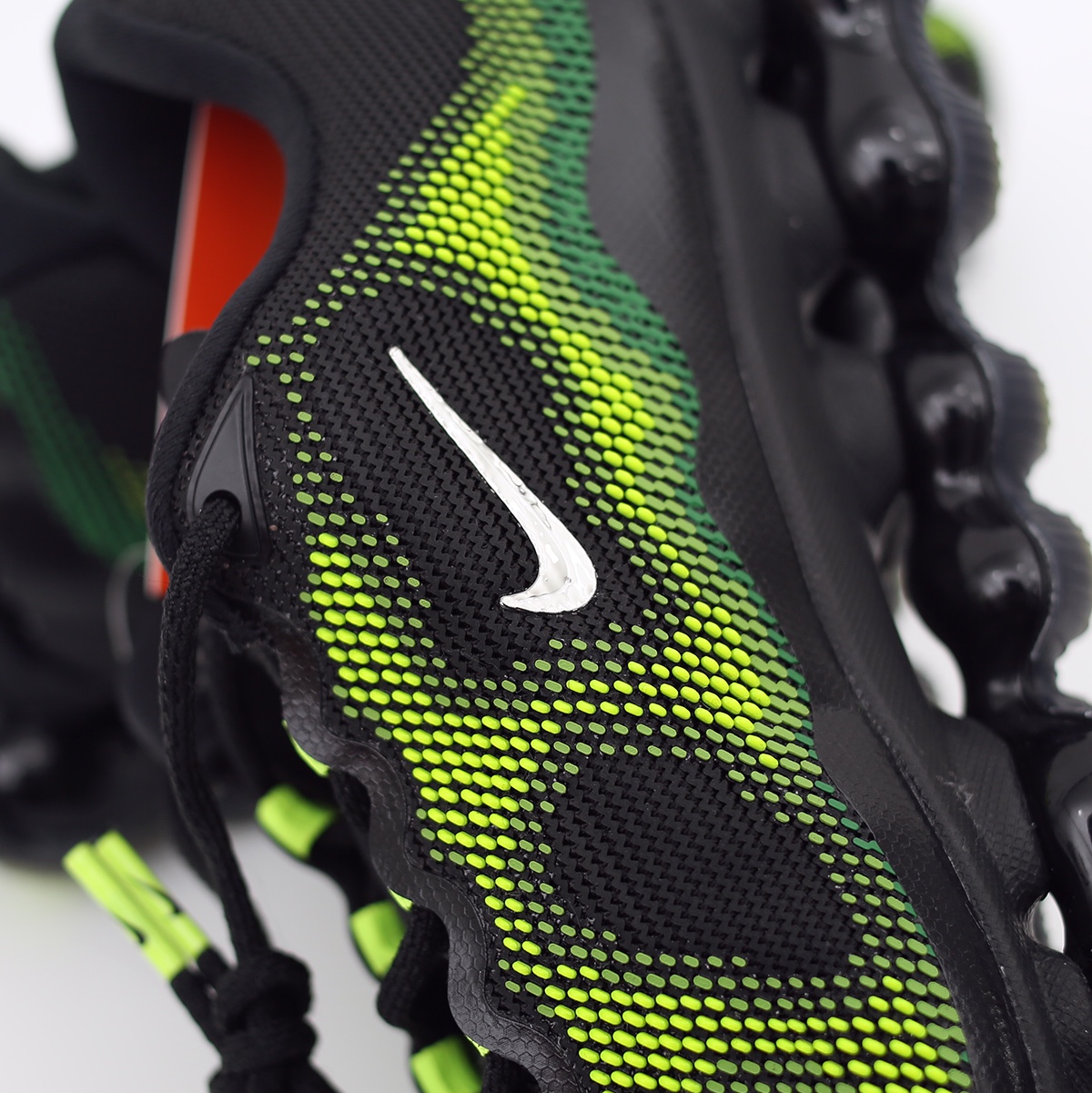 Nike Air Liquid Max Radiant Green and Green Apple 착용 스타일 - 1