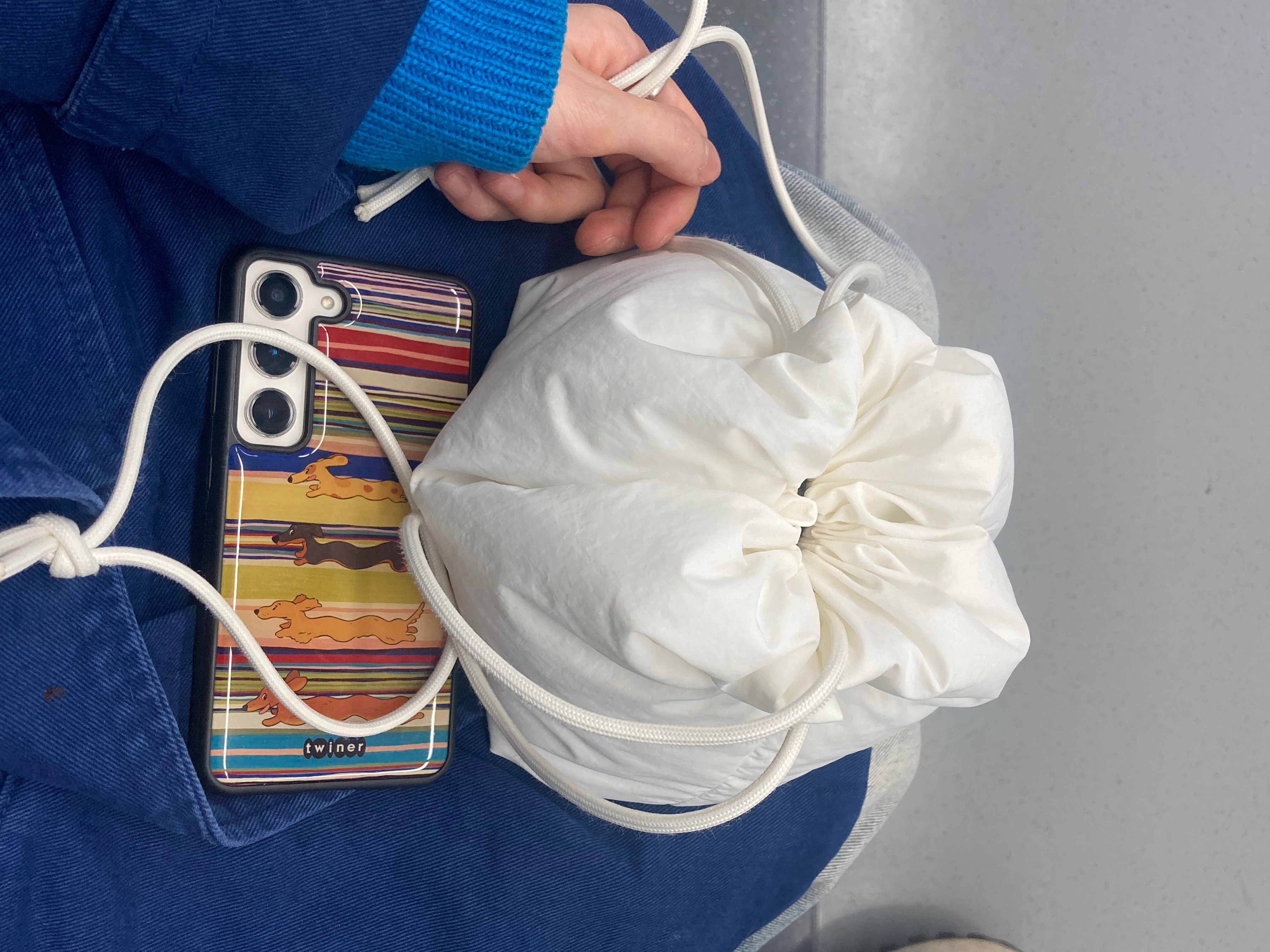 Merge Puff Mini Out (Pouch) Ivory 착용 스타일 - 1