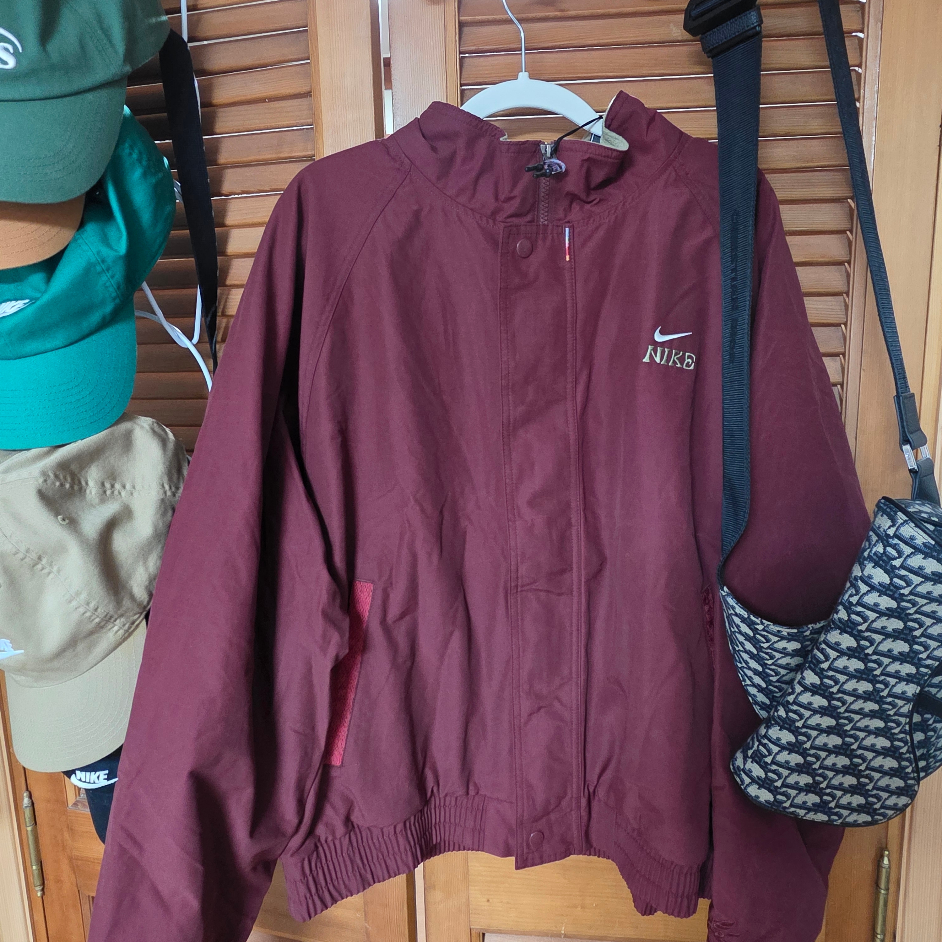 Nike Club LNY Jacket Dark Team Red (IQ3705-613) 착용 스타일