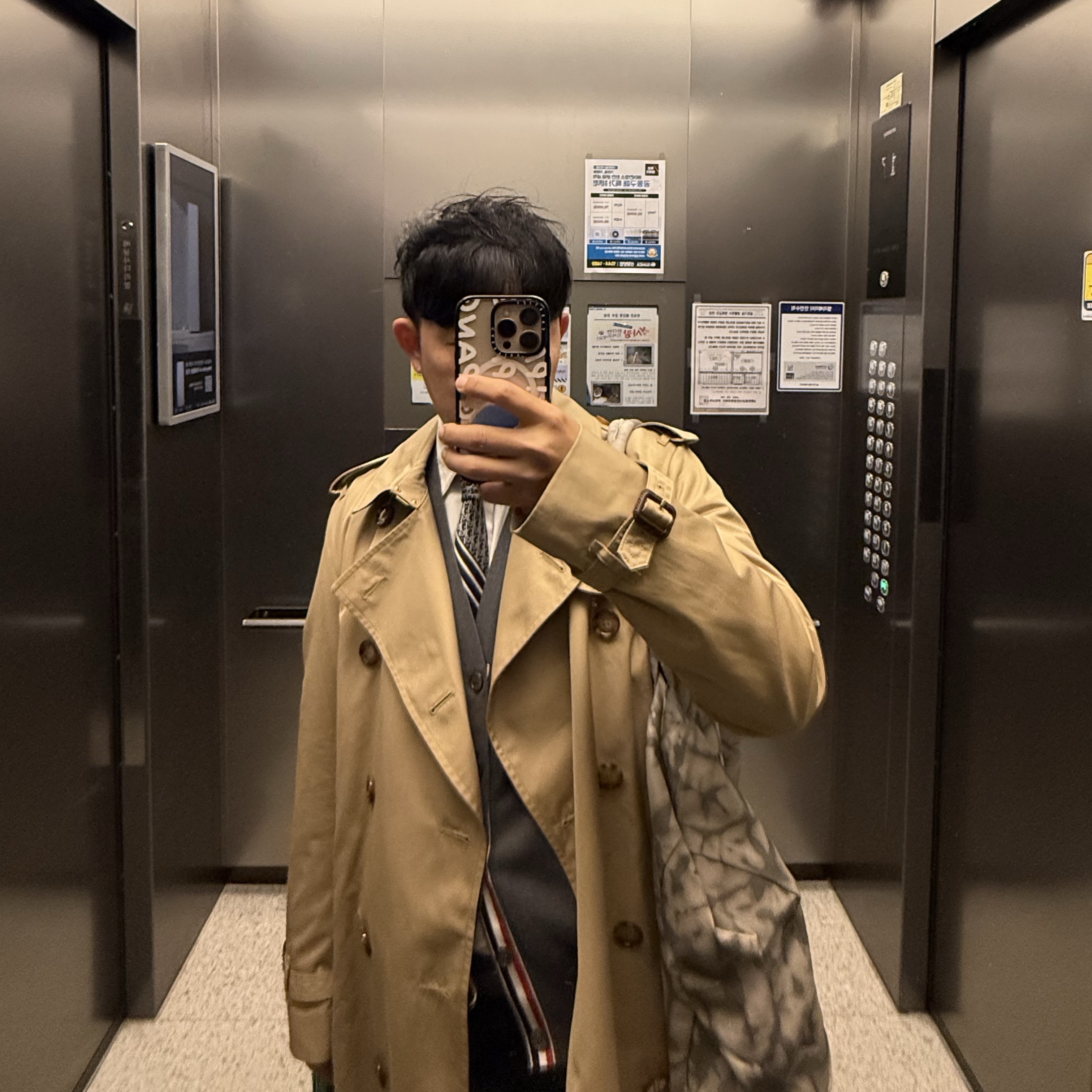 Alo Yoga Iconic Shopper Tote Bag Grey Tiedye, Thom Browne Milano Stitch 4-Bar Cardigan Medium Grey 착용 스타일