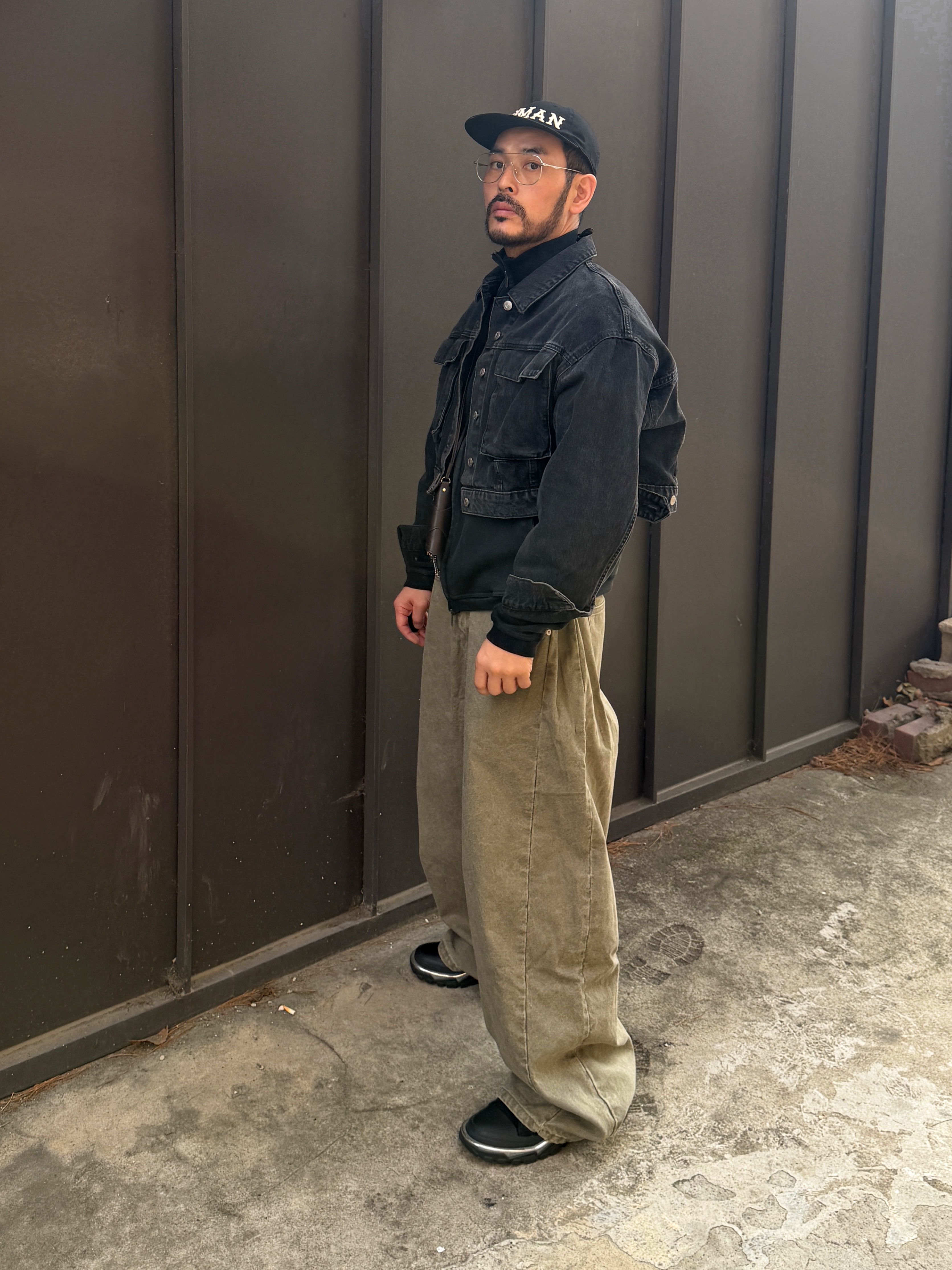 Adidas x Raf Simons Detroit Runner Core Black 착용 스타일 - 2