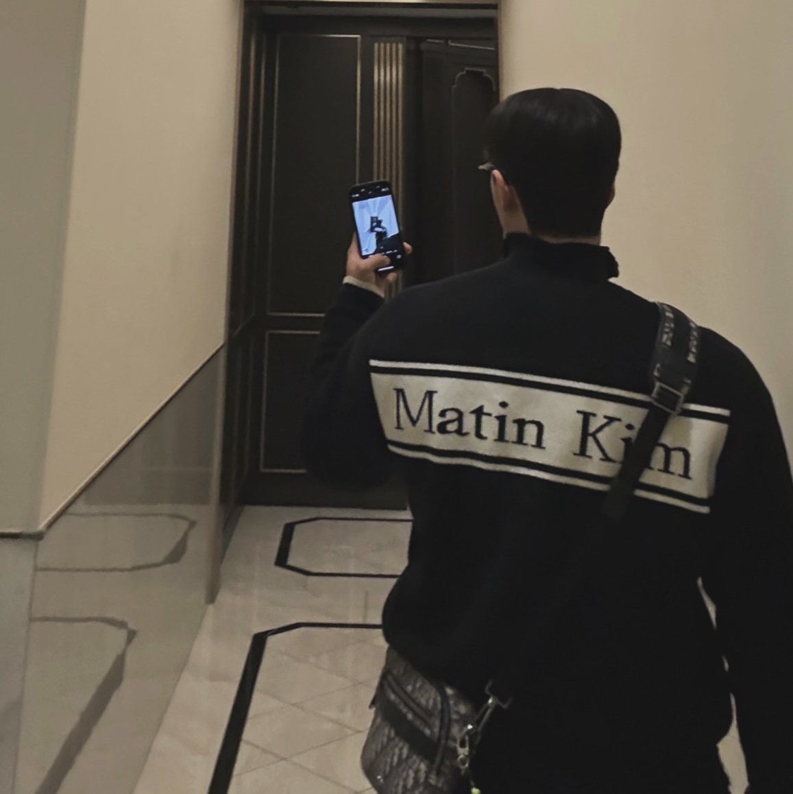 Matin Kim Spell Point Stripe Knit Cardigan Black, Dior Safari Messenger Bag Beige & Black Dior Oblique Jacquard 착용 스타일