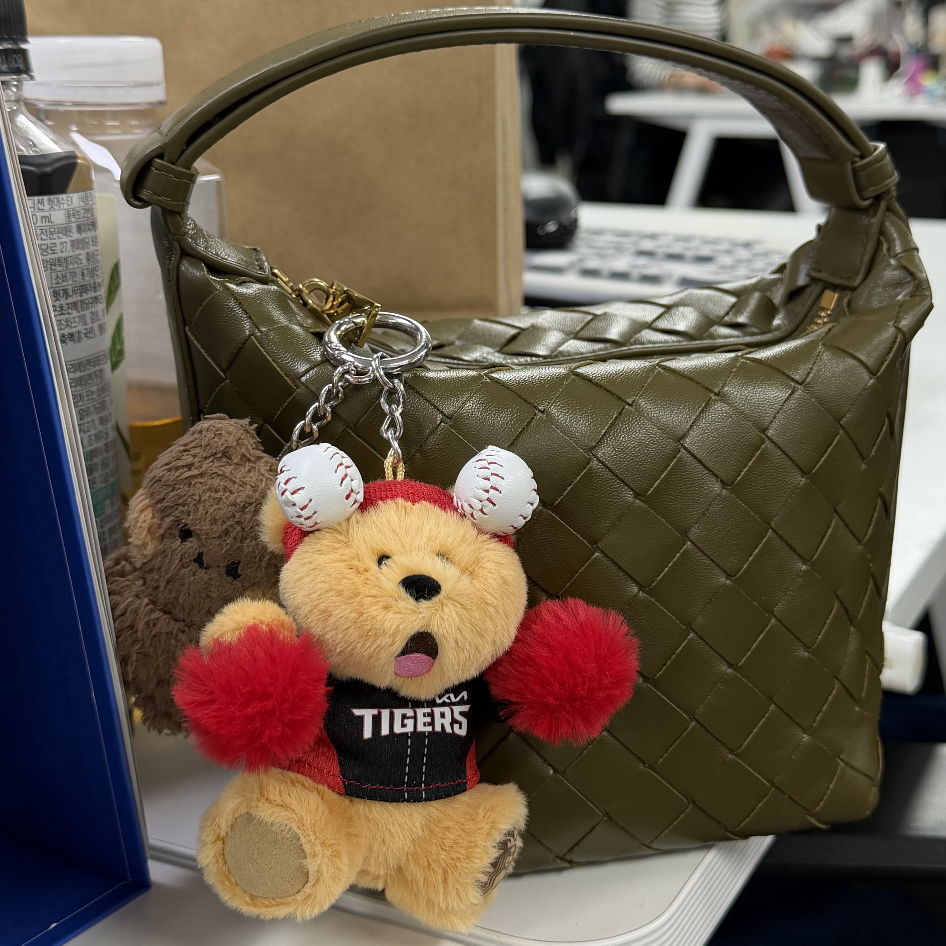Starbucks x KBO Tigers Bearista Keychain 착용 스타일