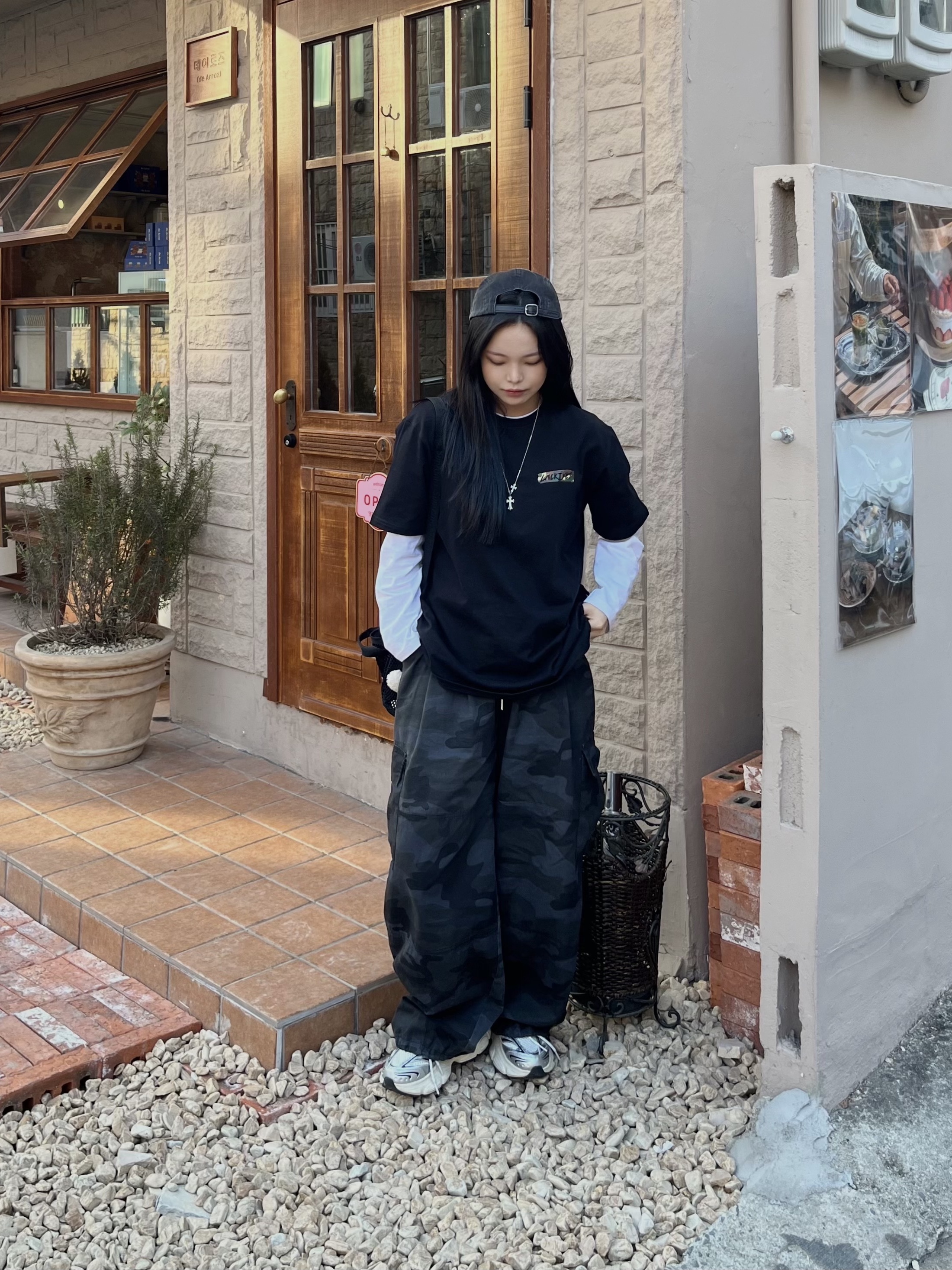 Supreme Mesh Mini Duffle Bag Black - 25SS, Supreme Washed Chino Twill Camp Cap Black - 25SS 착용 스타일 - 3