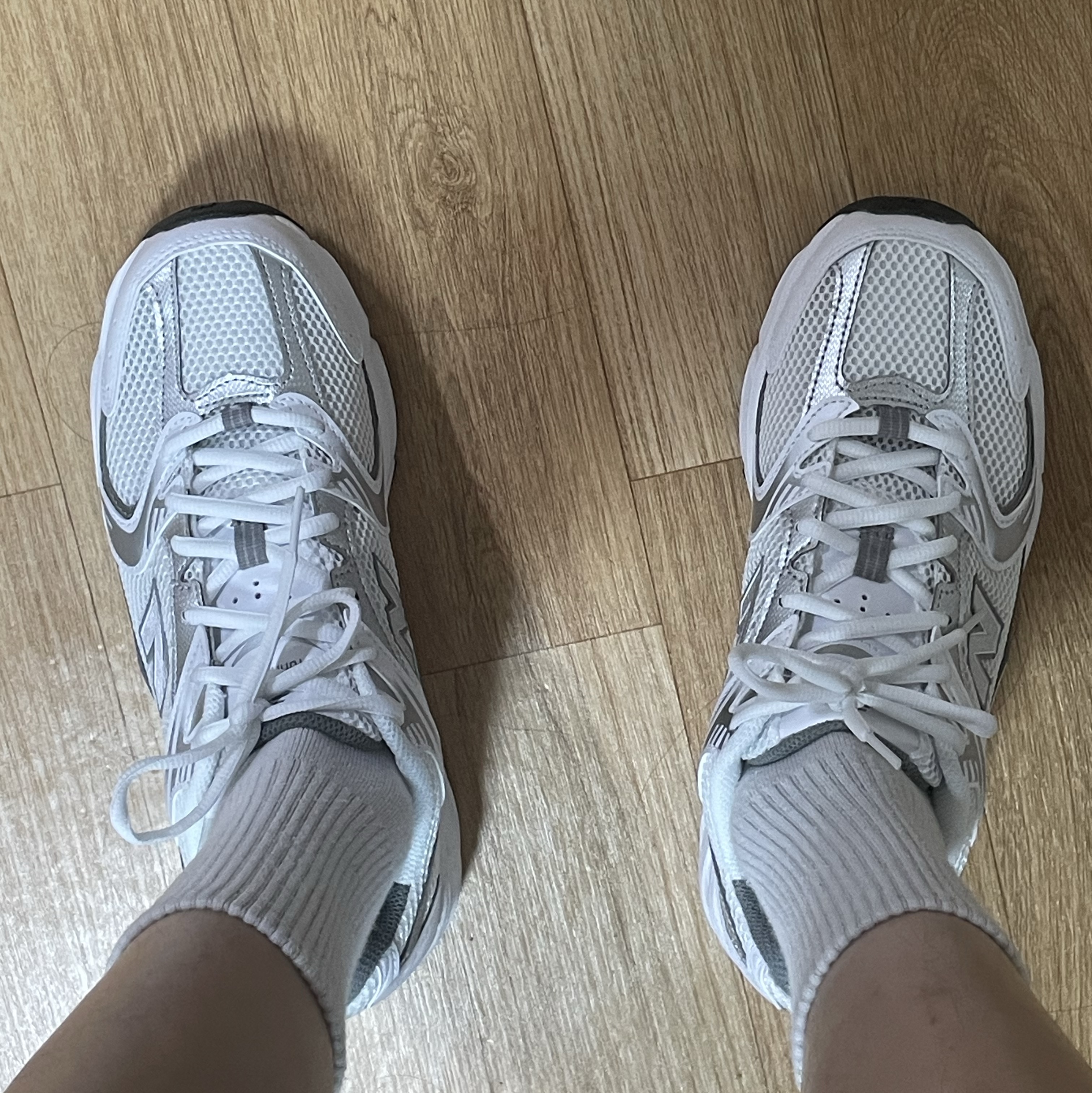 New Balance 530 White Silver 착용 스타일 - 3