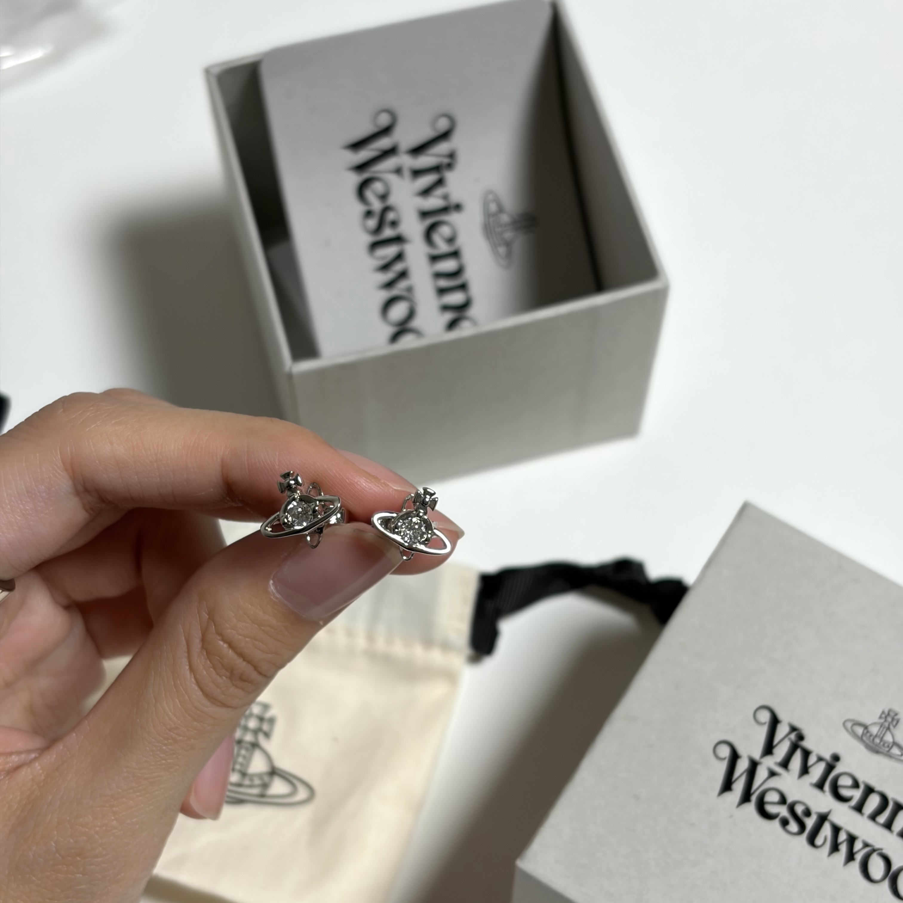 (W) Vivienne Westwood Nano Solitaire Earrings Silver 착용 스타일