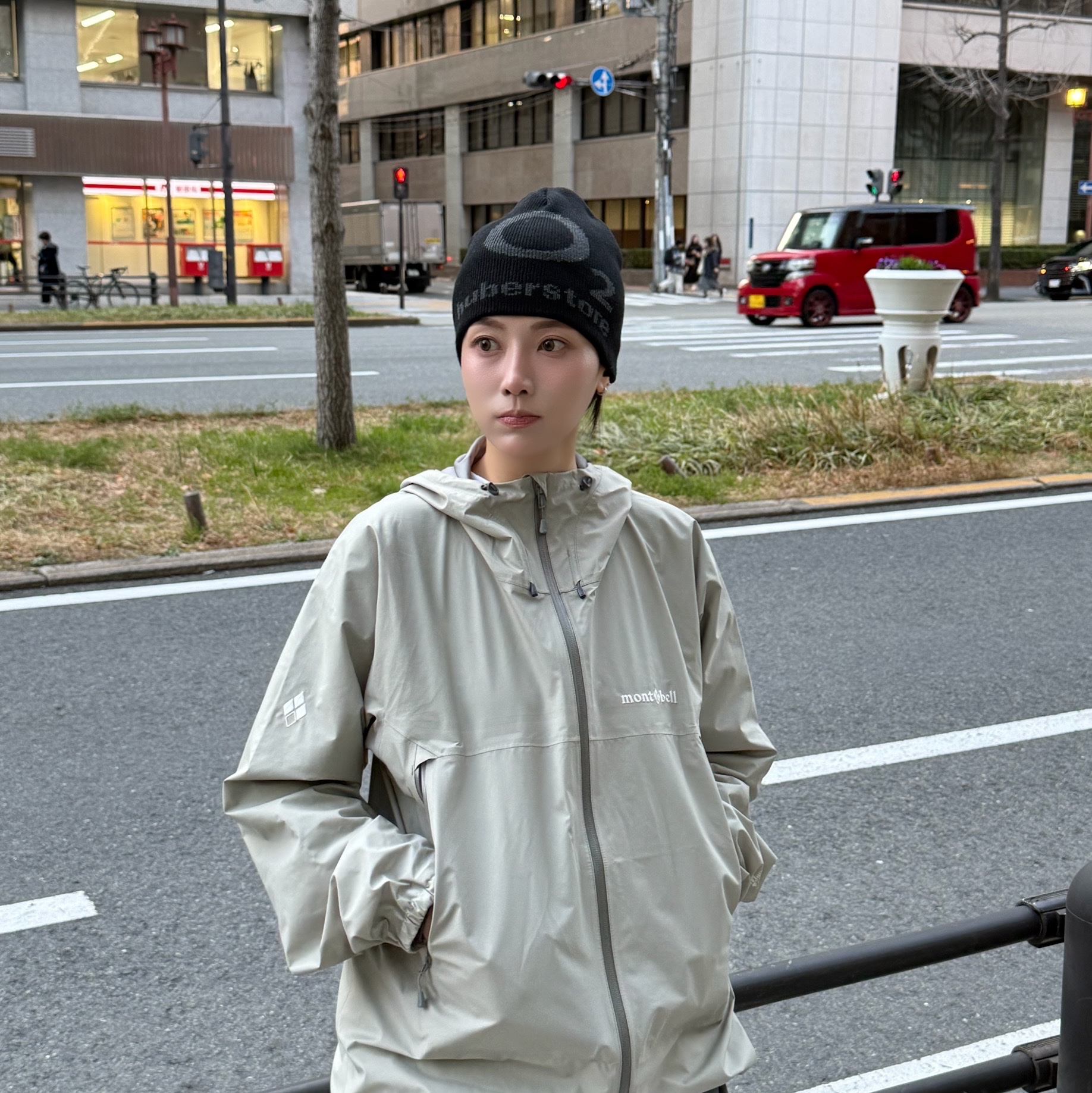 Montbell x Khakis SE Storm Cruiser Jacket Mist Grey 착용 스타일 - 1