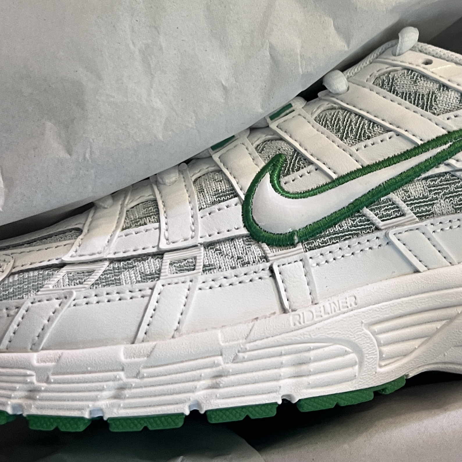 (W) Nike P-6000 Summit White Kelly Green 착용 스타일