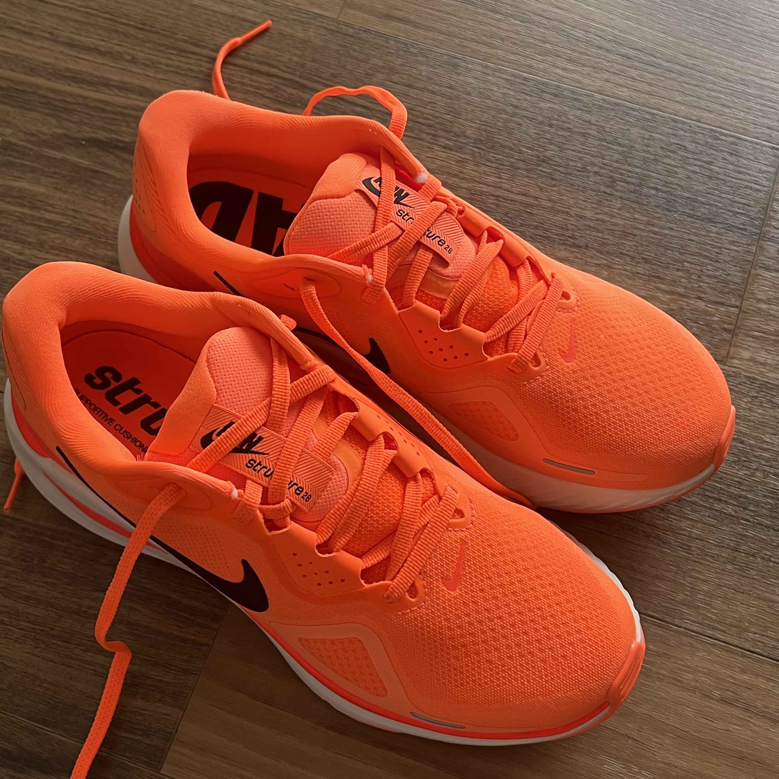 Nike Structure 26 Total Orange Total Crimson 착용 스타일 - 1