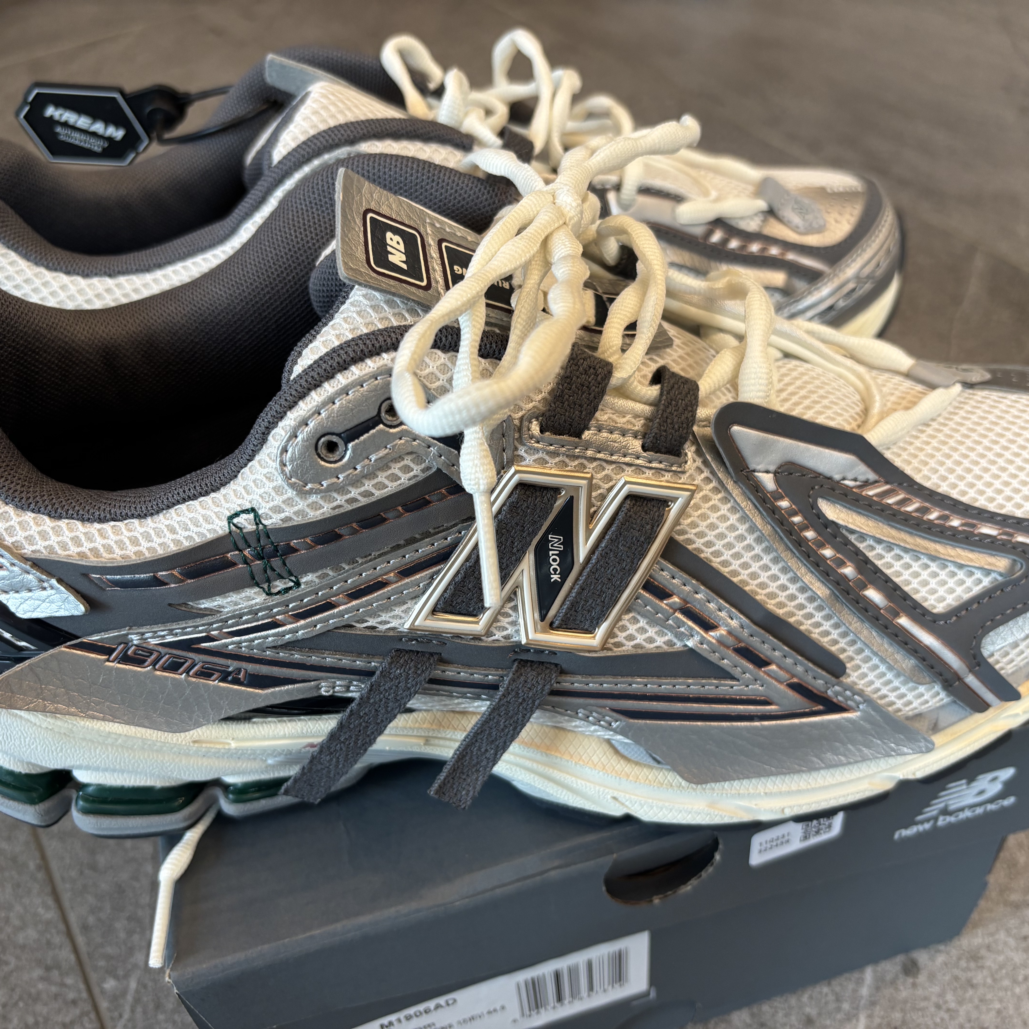 New Balance 1906A Silver Metallic Castlerock 착용 스타일 - 2