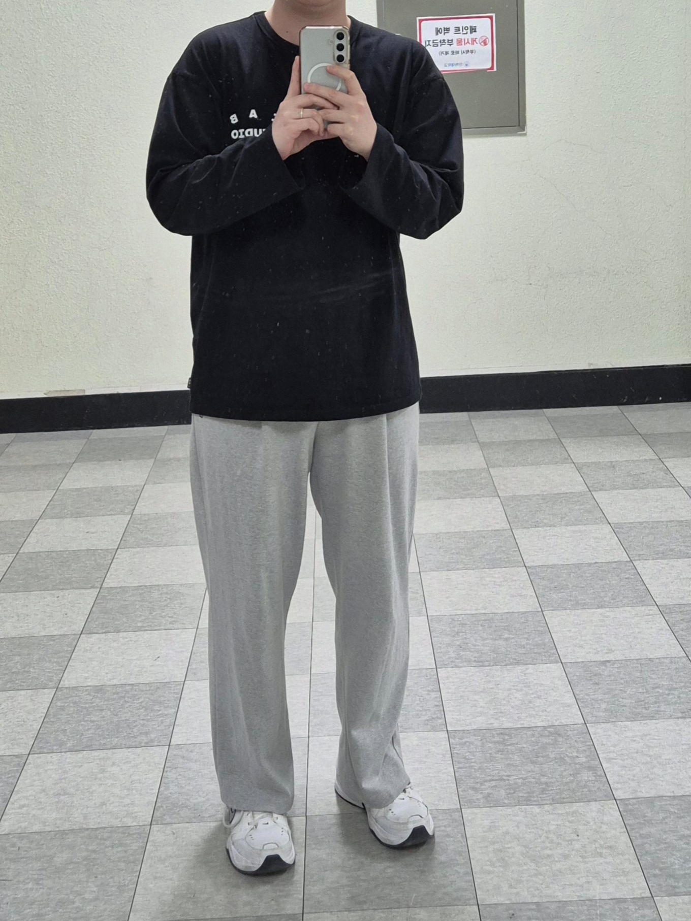 IAB Studio IAB Light Long Sleeve Black 착용 스타일