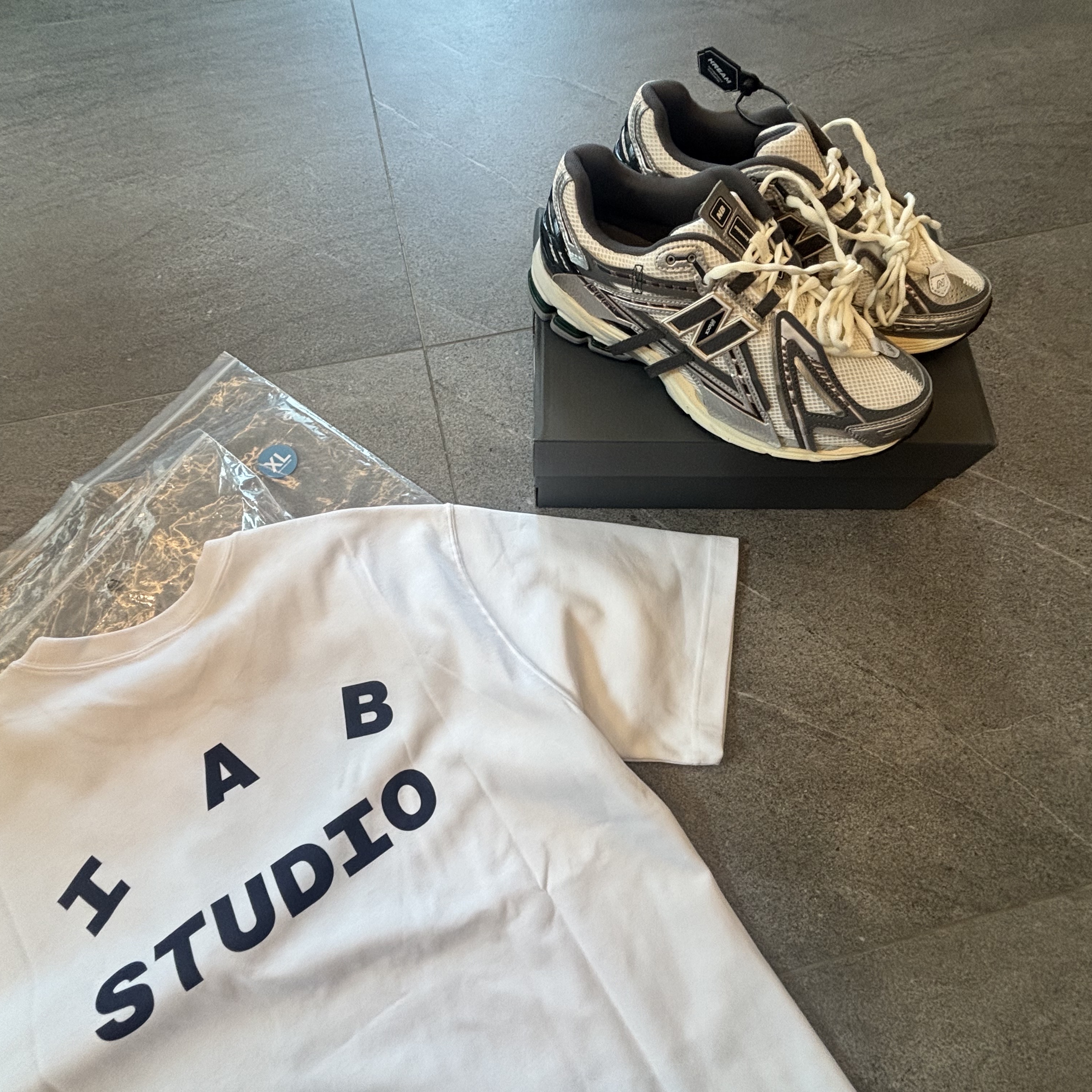 New Balance 1906A Silver Metallic Castlerock 착용 스타일 - 3