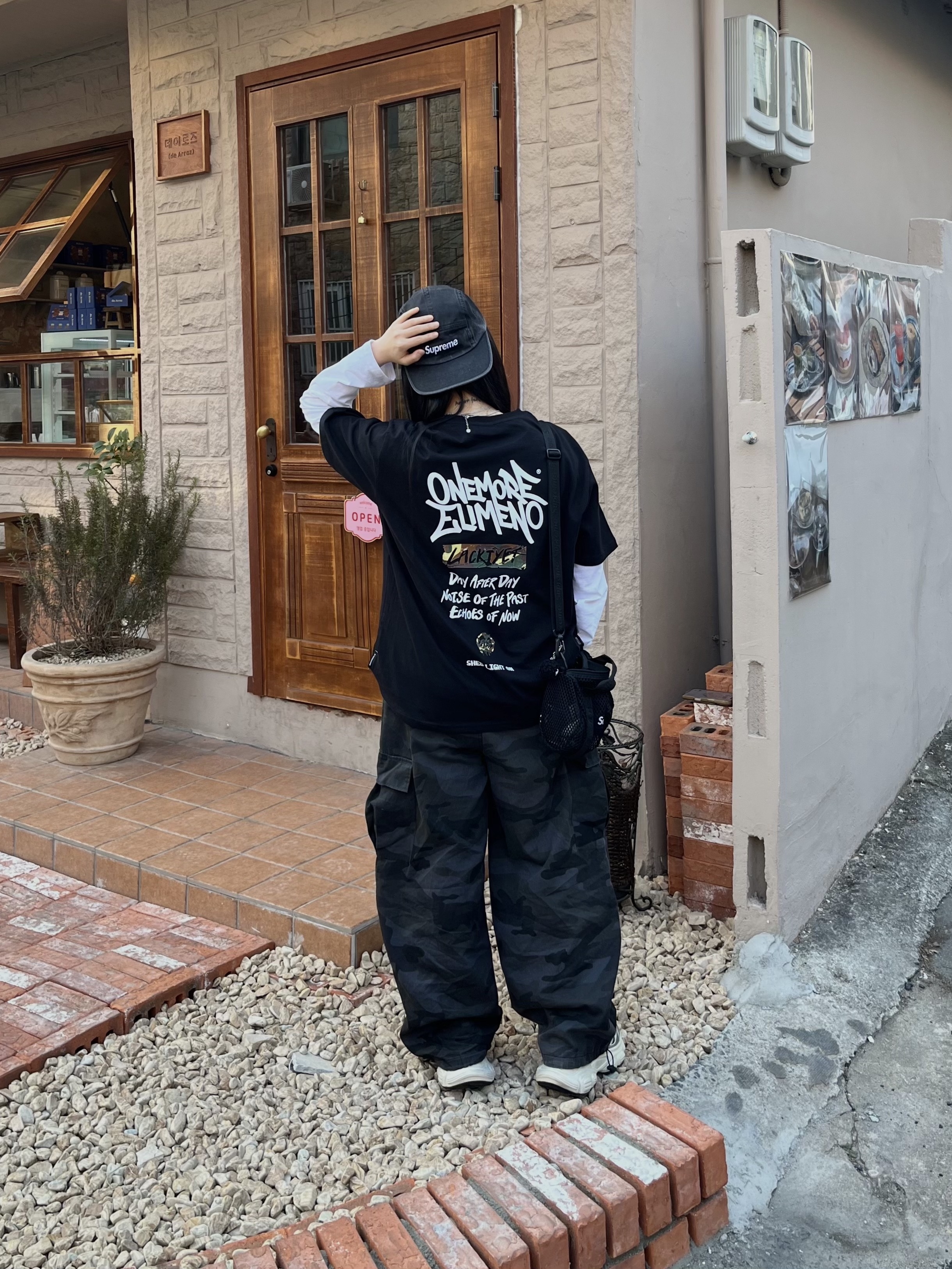 Supreme Mesh Mini Duffle Bag Black - 25SS, Supreme Washed Chino Twill Camp Cap Black - 25SS 착용 스타일 - 4