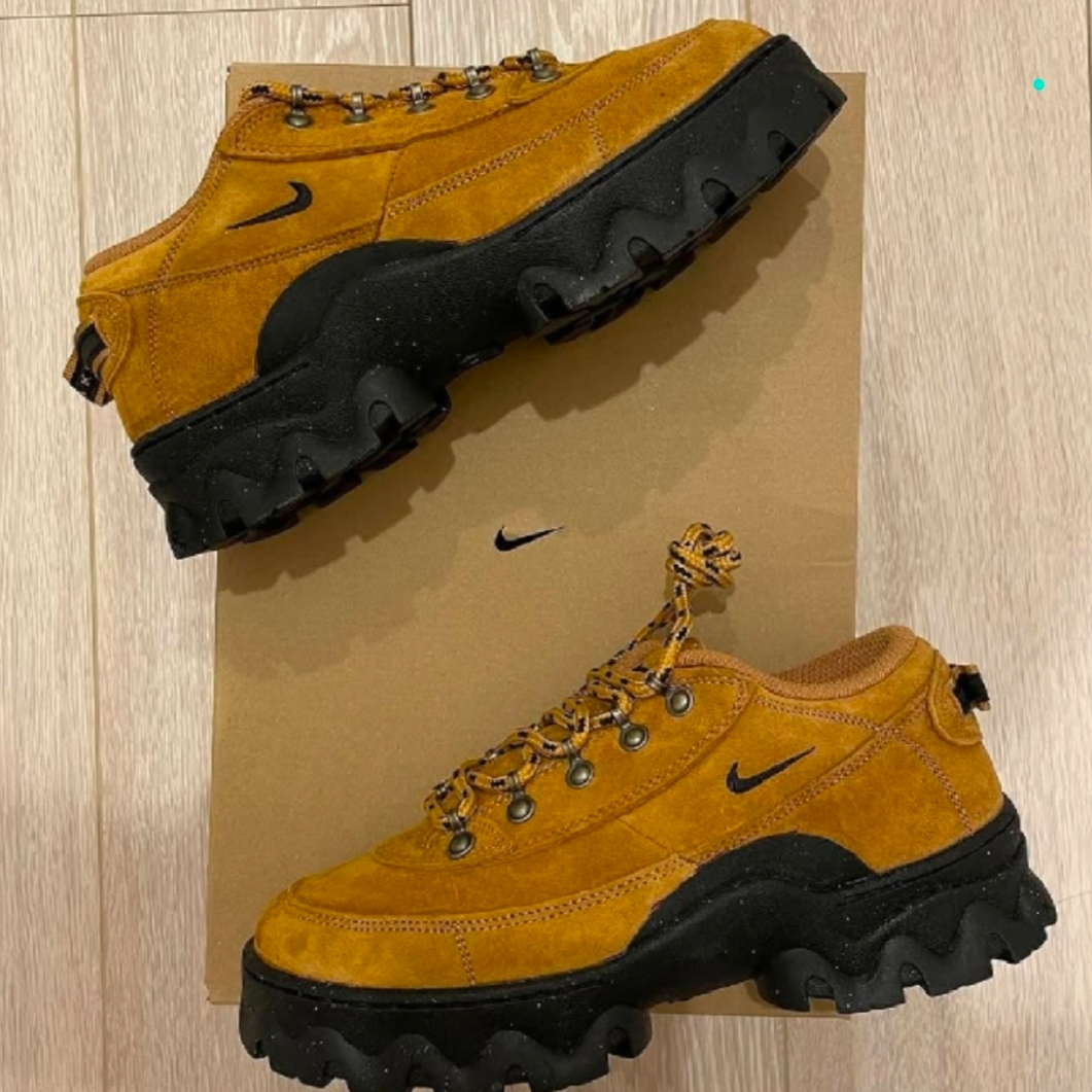 (W) Nike Lahar Low Wheat 착용 스타일