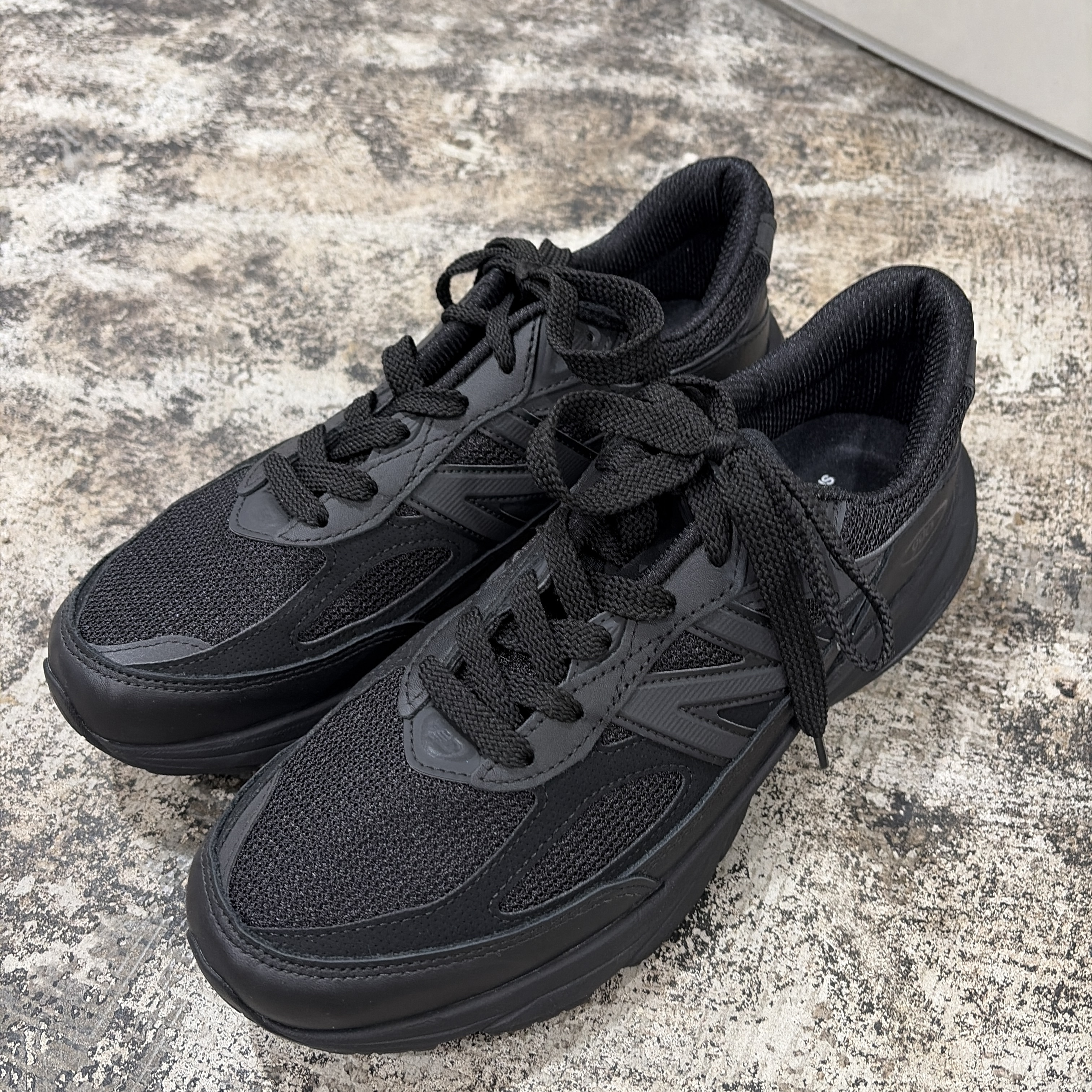 New Balance x Comme des Garcons Homme 990v6 Made in USA Black 착용 스타일 - 3