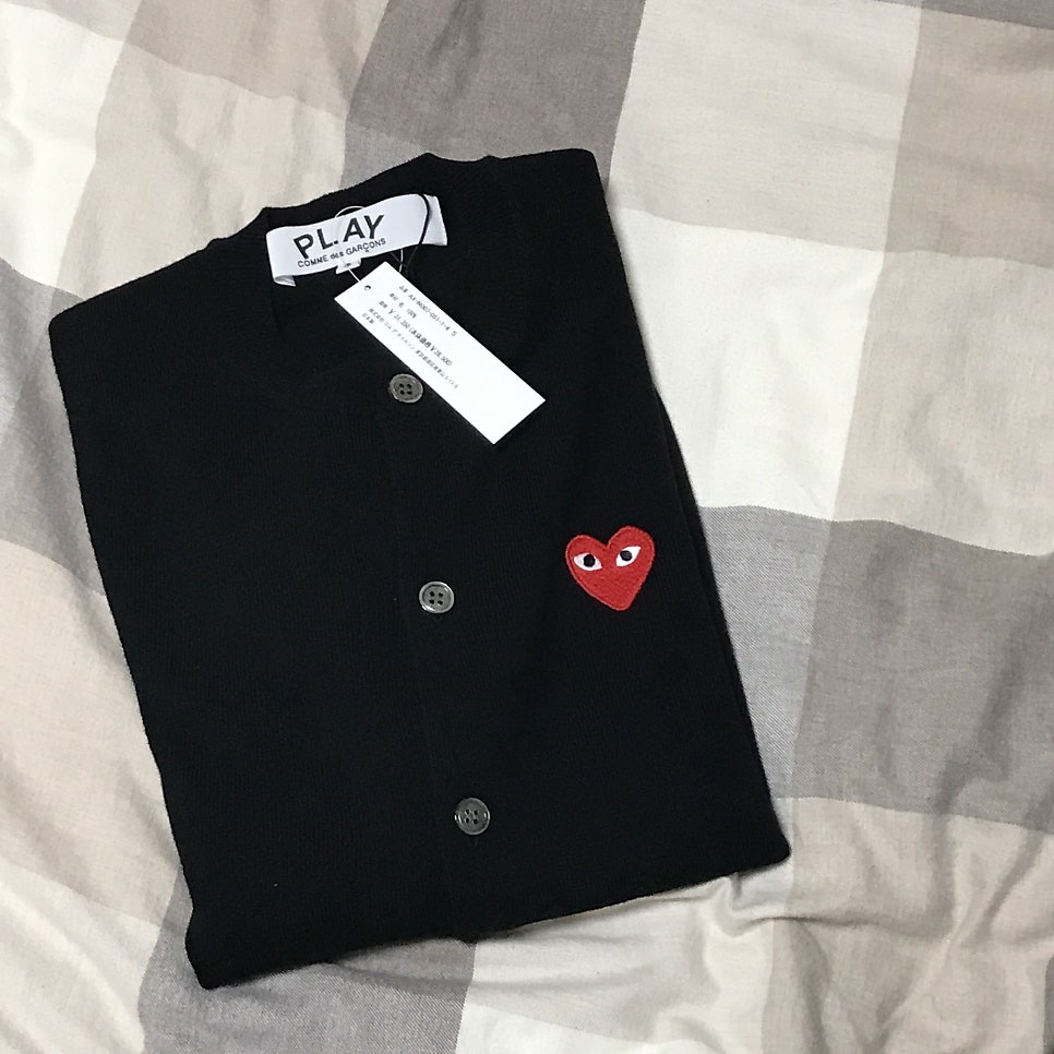 Play Comme des Garcons Red Heart Knit Cardigan Black 착용 스타일
