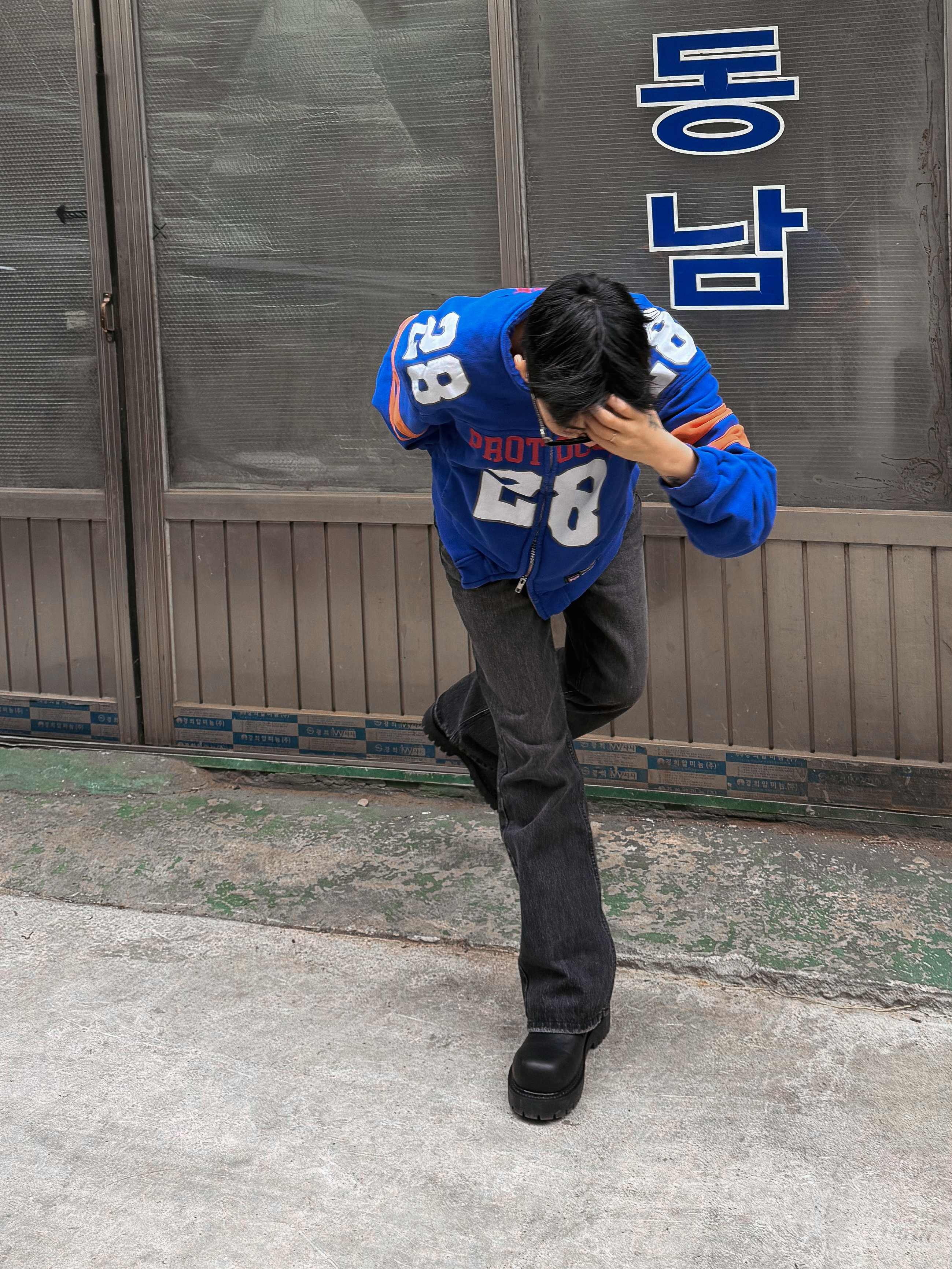 Hono Report Bell Bottom Denim Pants Black, Protocol Index Football Jersey Track Jacket Blue 착용 스타일 - 3