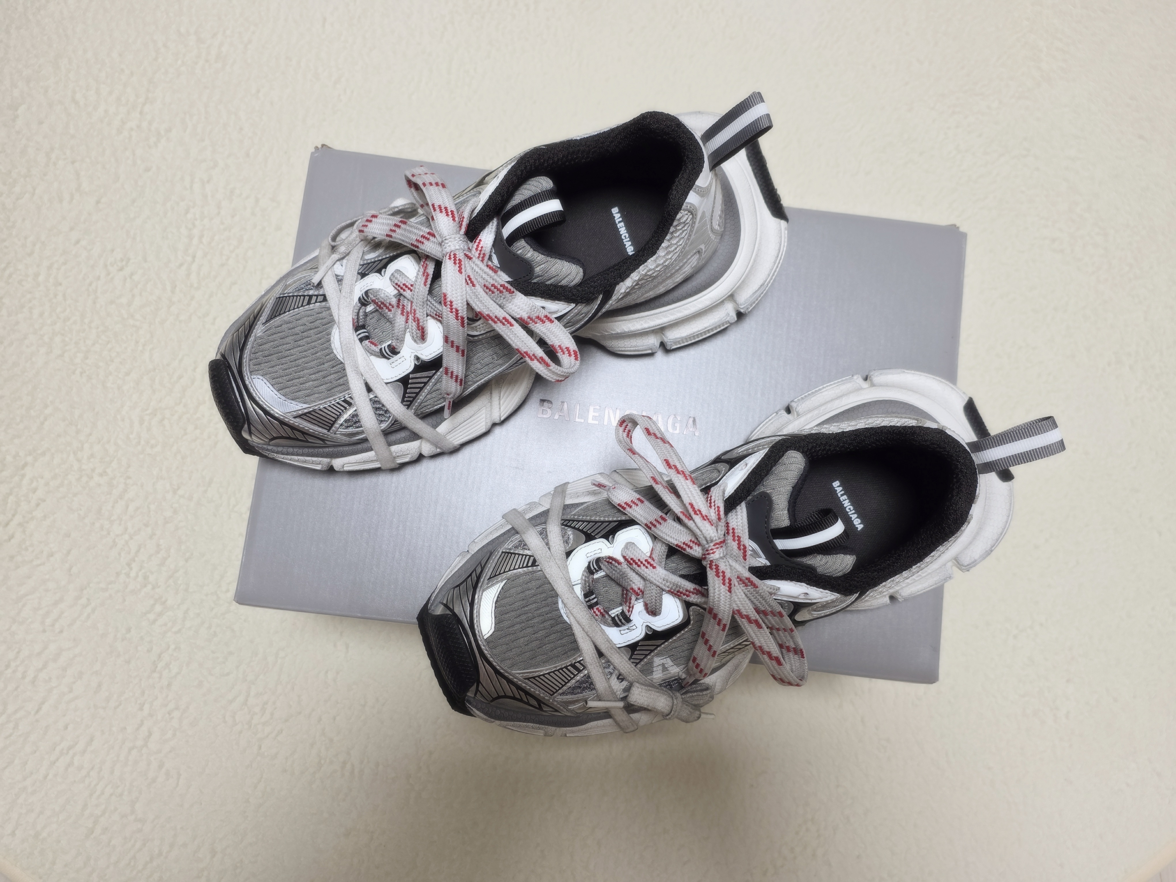 Balenciaga 3XL Split Logo Sneakers White Navy 착용 스타일 - 3