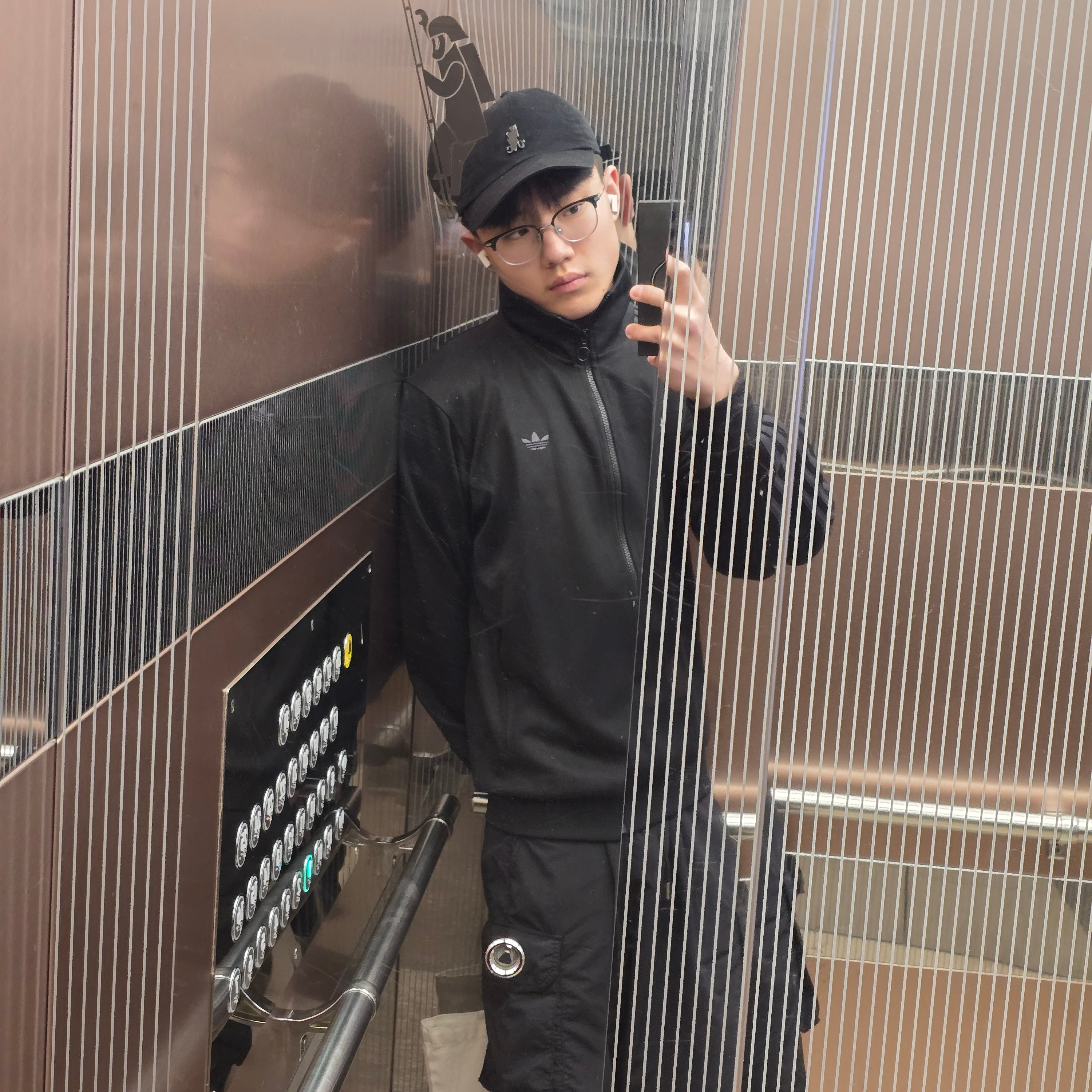 Samsung Galaxy Buds3 Pro White, Adidas Adicolor Classic Firebird Track Top Black - KR Sizing 착용 스타일