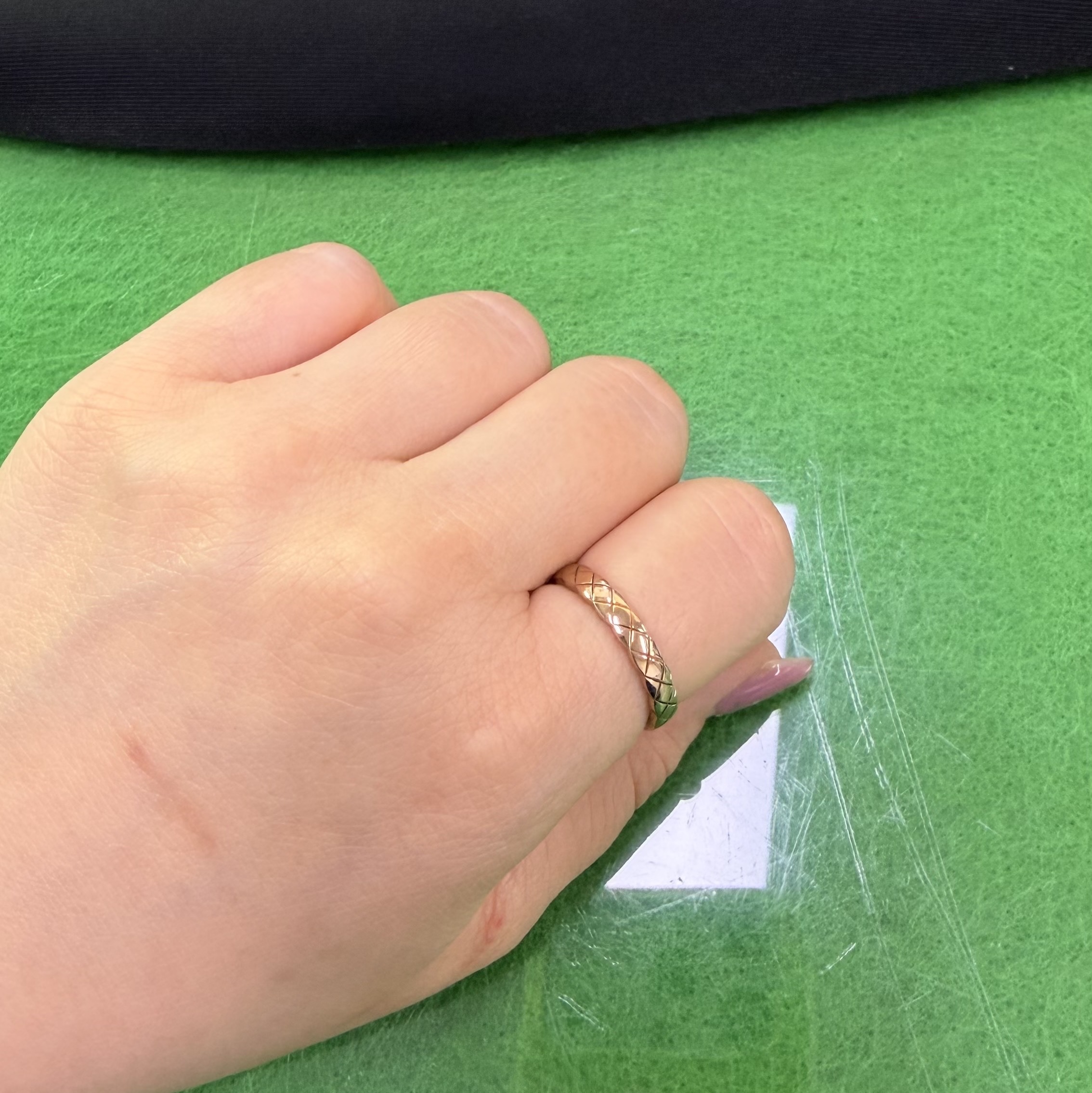 Chanel Coco Crush Ring Quilted Motif Mini & 18K Beige Gold 착용 스타일