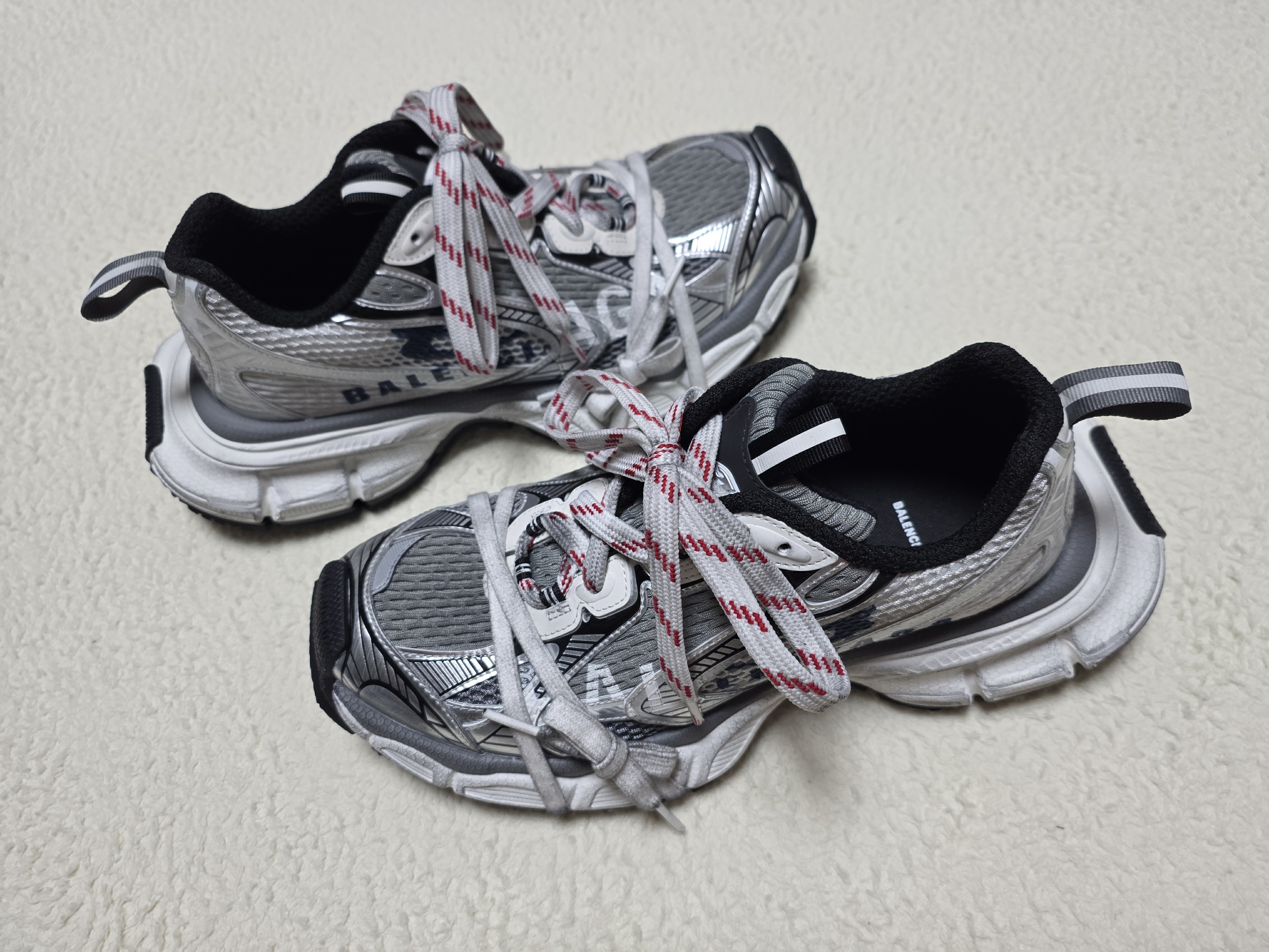 Balenciaga 3XL Split Logo Sneakers White Navy 착용 스타일 - 1