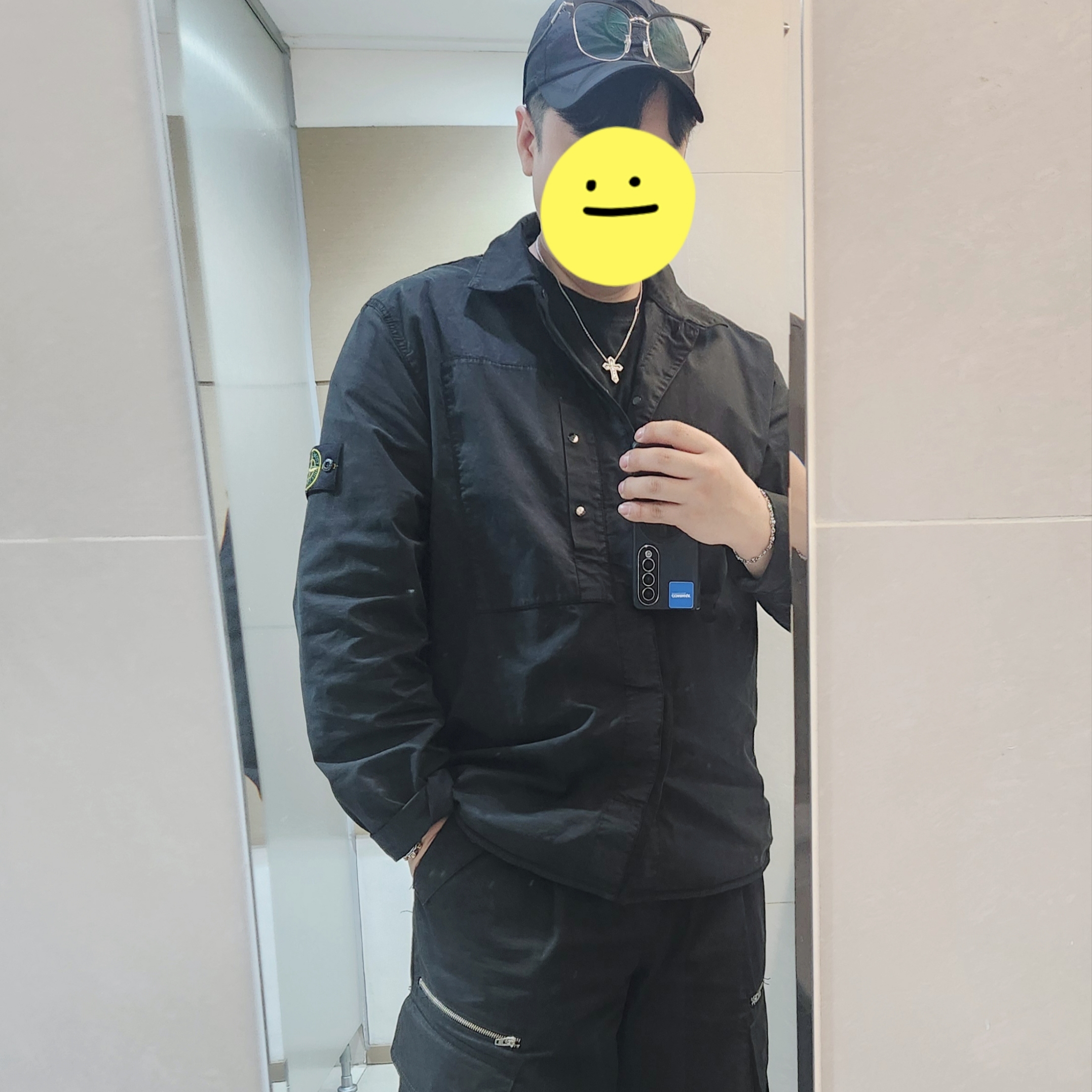 Stone Island 1200033 Supima Cotton Twill Stretch-TC Overshirt with Hidden Snap Fastening Black - 25SS, Stone Island 9100011 Nylon Metal in Econyl Baseball Cap with Compass Embroidery Purple Grey - 26SS 착용 스타일
