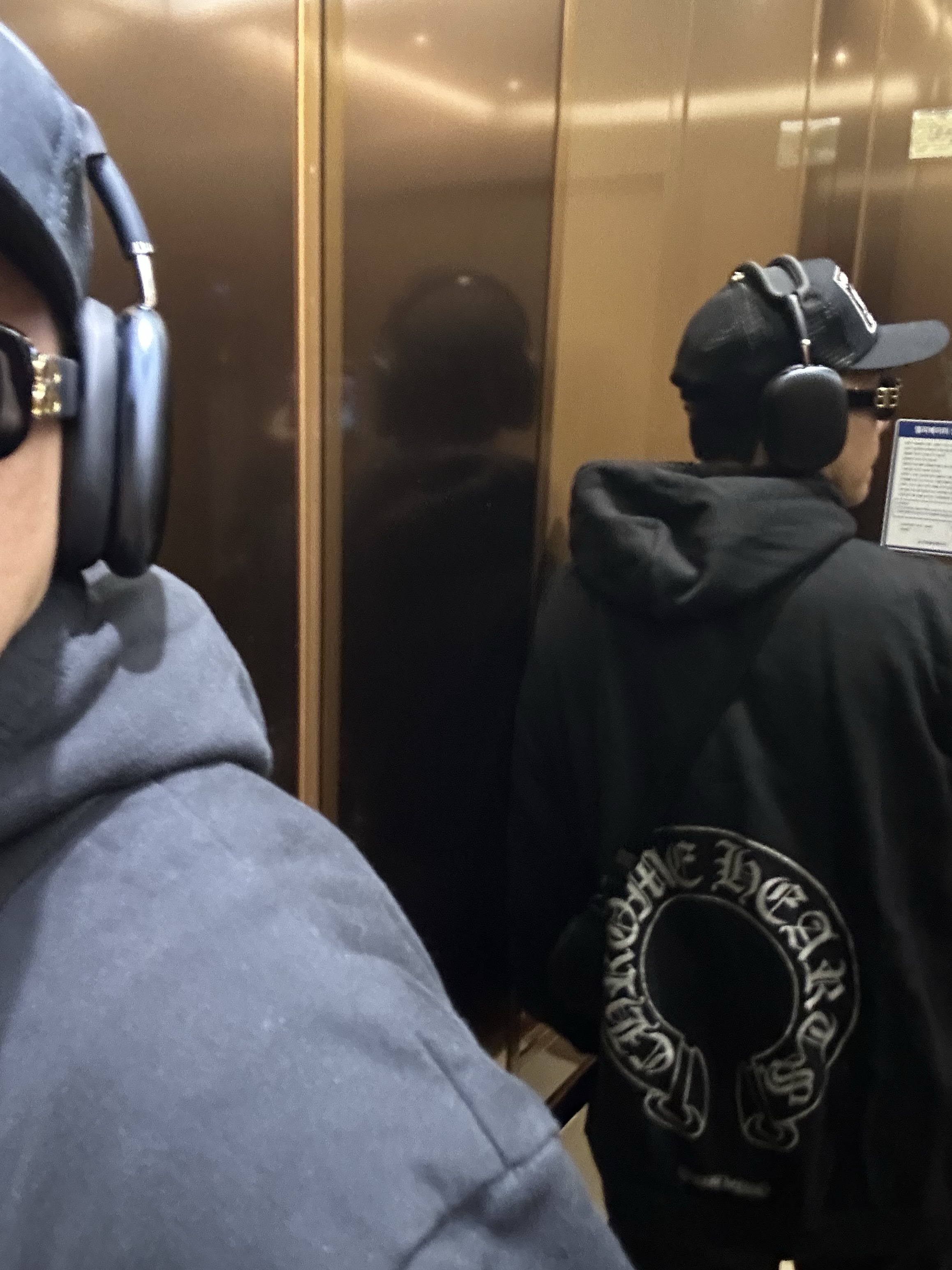 Chrome Hearts Fuck Hollywood Trucker Hat Black, Chrome Hearts Silver Glitter Hoodie Black 착용 스타일 - 2