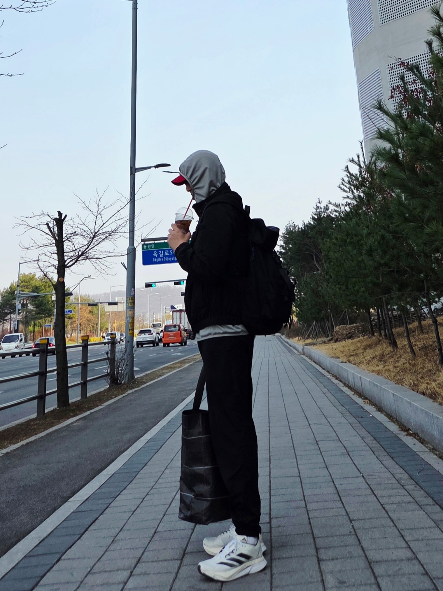 [KREAM 단독] runwhither Light Hoodie Sleeve Light Khaki, [KREAM 단독] runwhither Mesh Cap Red 착용 스타일 - 2