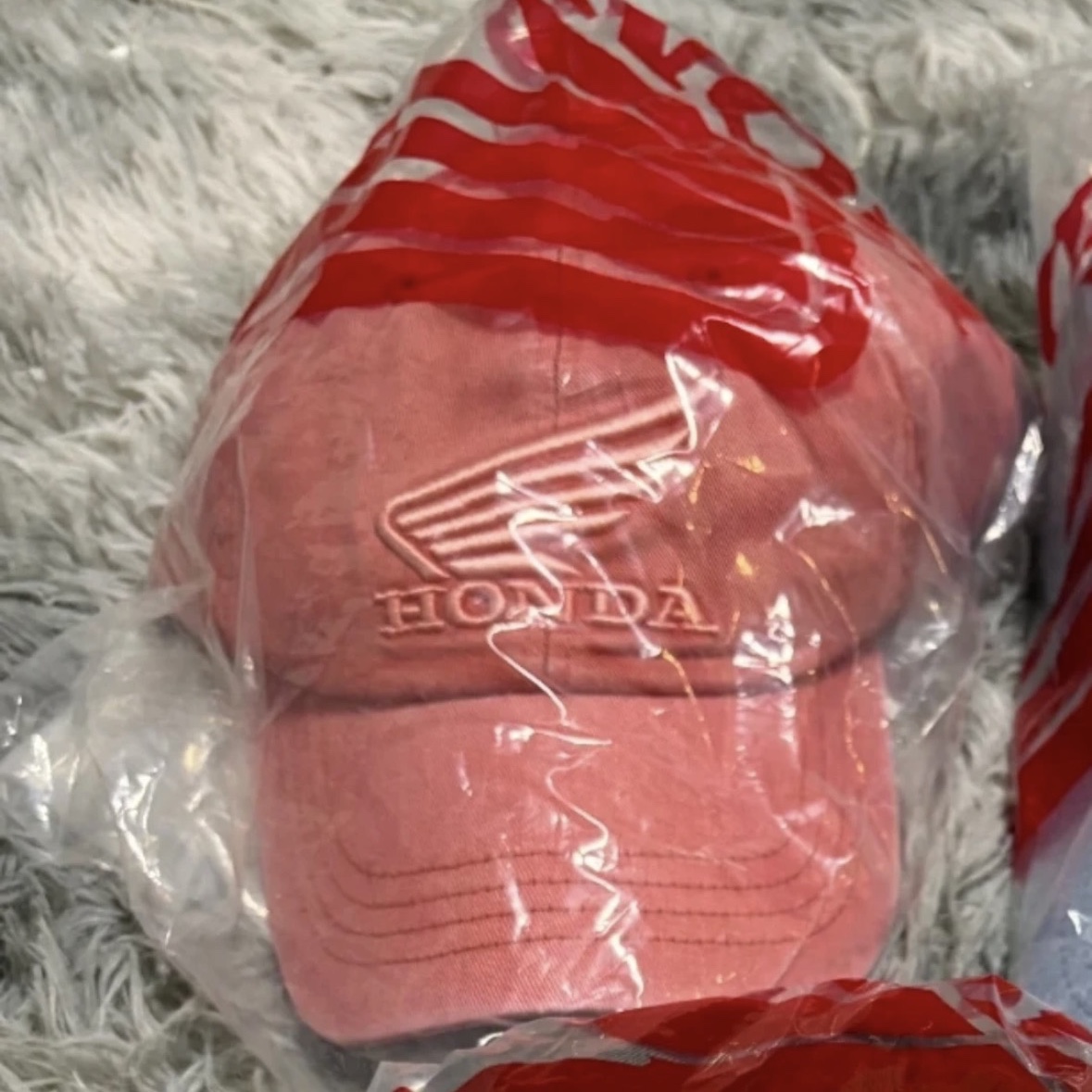 Honda Wing logo Pigment Cap Coral 착용 스타일