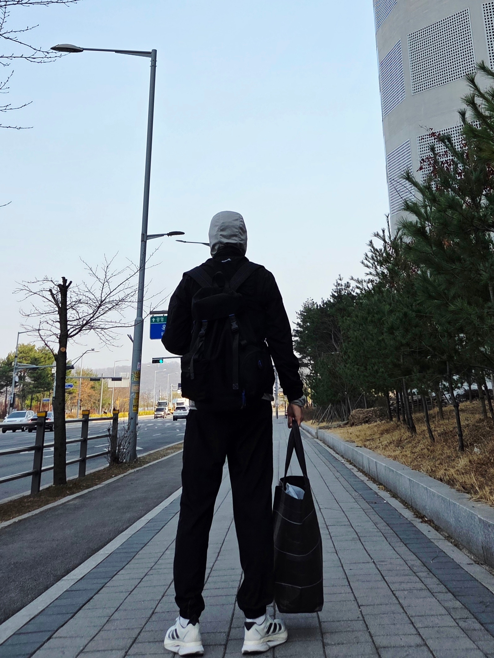 [KREAM 단독] runwhither Light Hoodie Sleeve Light Khaki, [KREAM 단독] runwhither Mesh Cap Red 착용 스타일 - 3