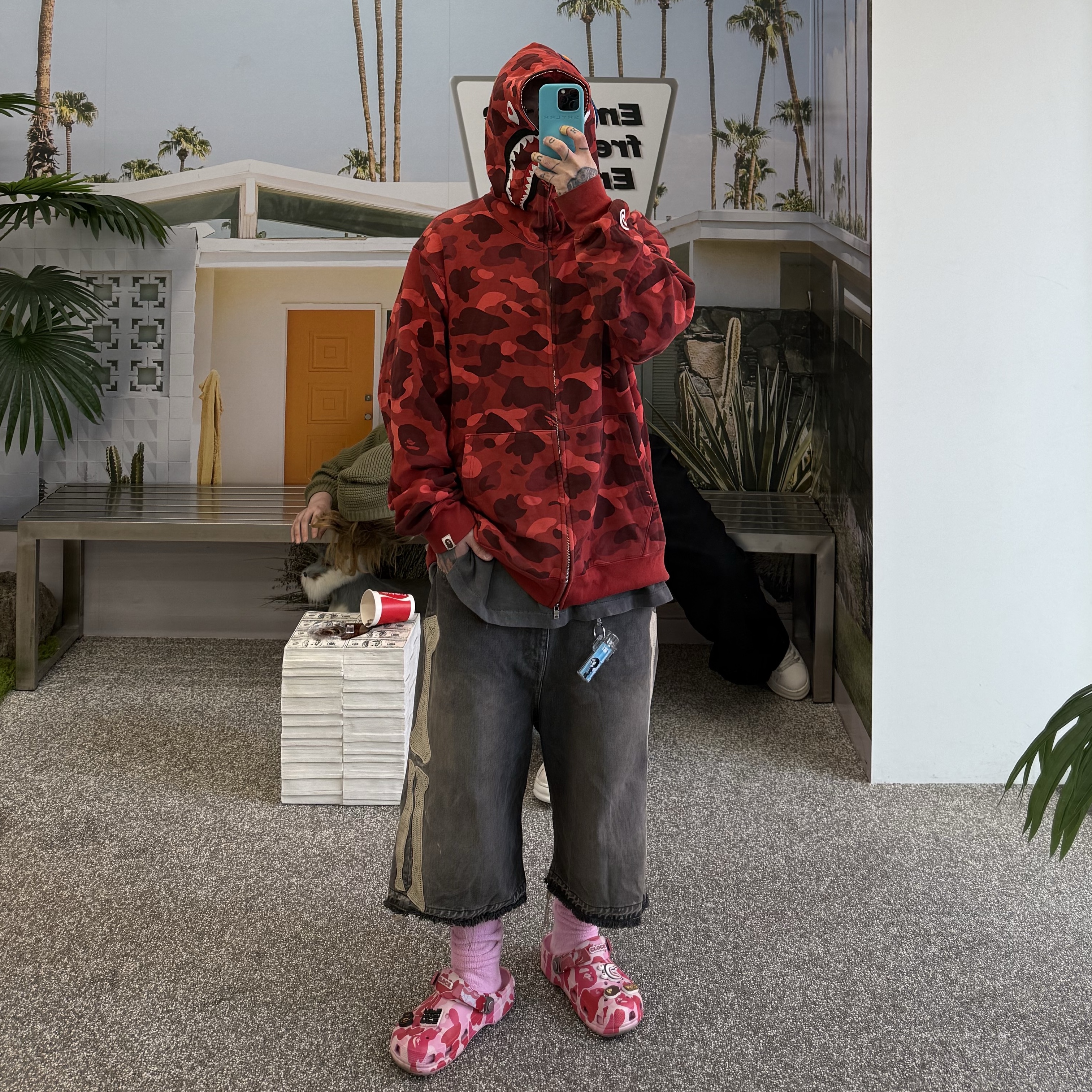 BAPE Color Camo Shark Full Zip Hoodie Red, Kapital 14 oz. Denim 5P Bone Embroidery Short Pants Black 착용 스타일 - 1