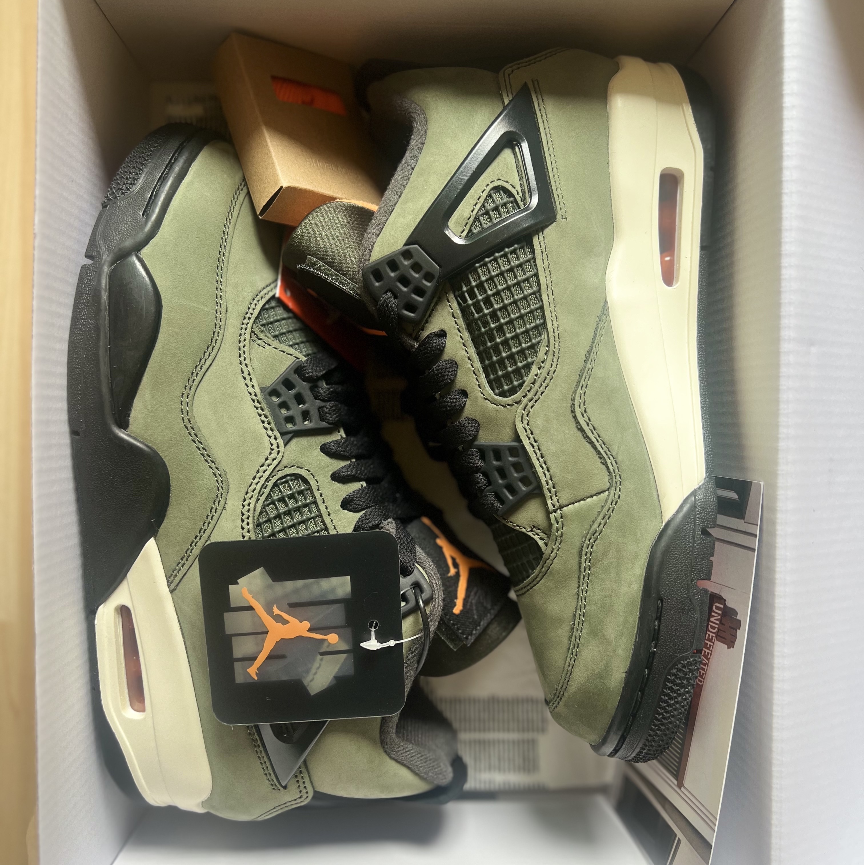 Jordan 4 x Undefeated Retro OG SP Deep Green and Clementine 착용 스타일 - 2