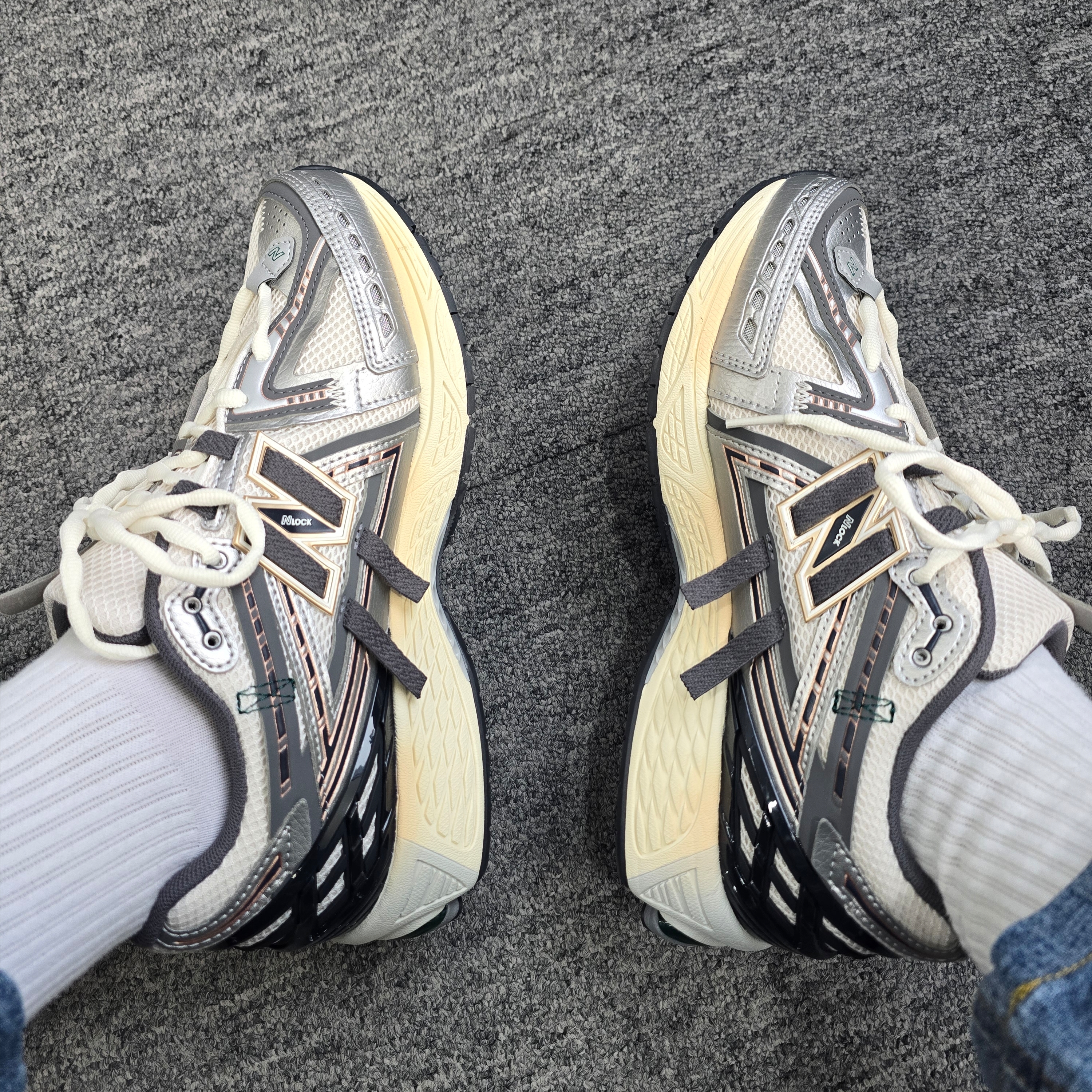 New Balance 1906A Silver Metallic Castlerock 착용 스타일