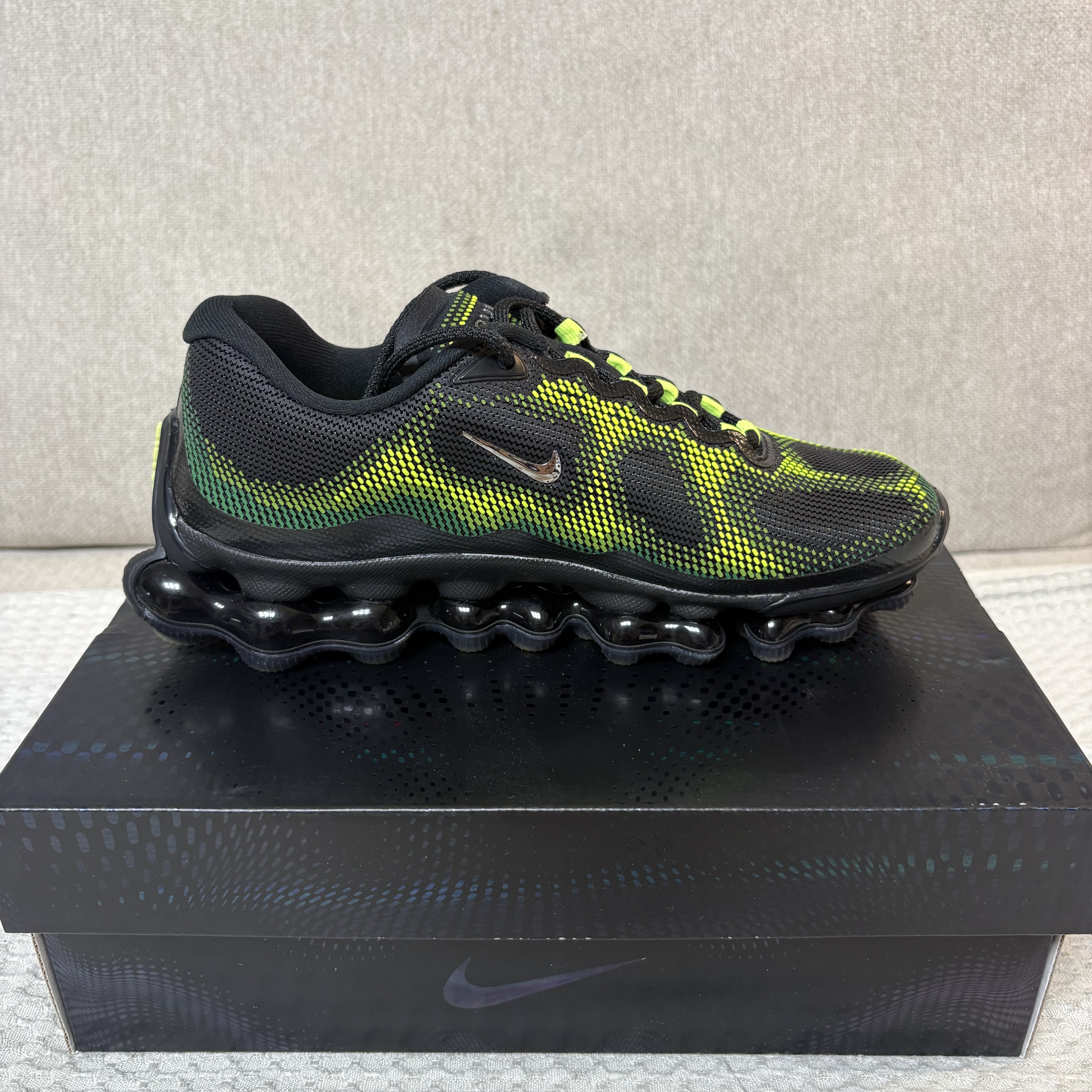 Nike Air Liquid Max Radiant Green and Green Apple 착용 스타일 - 3