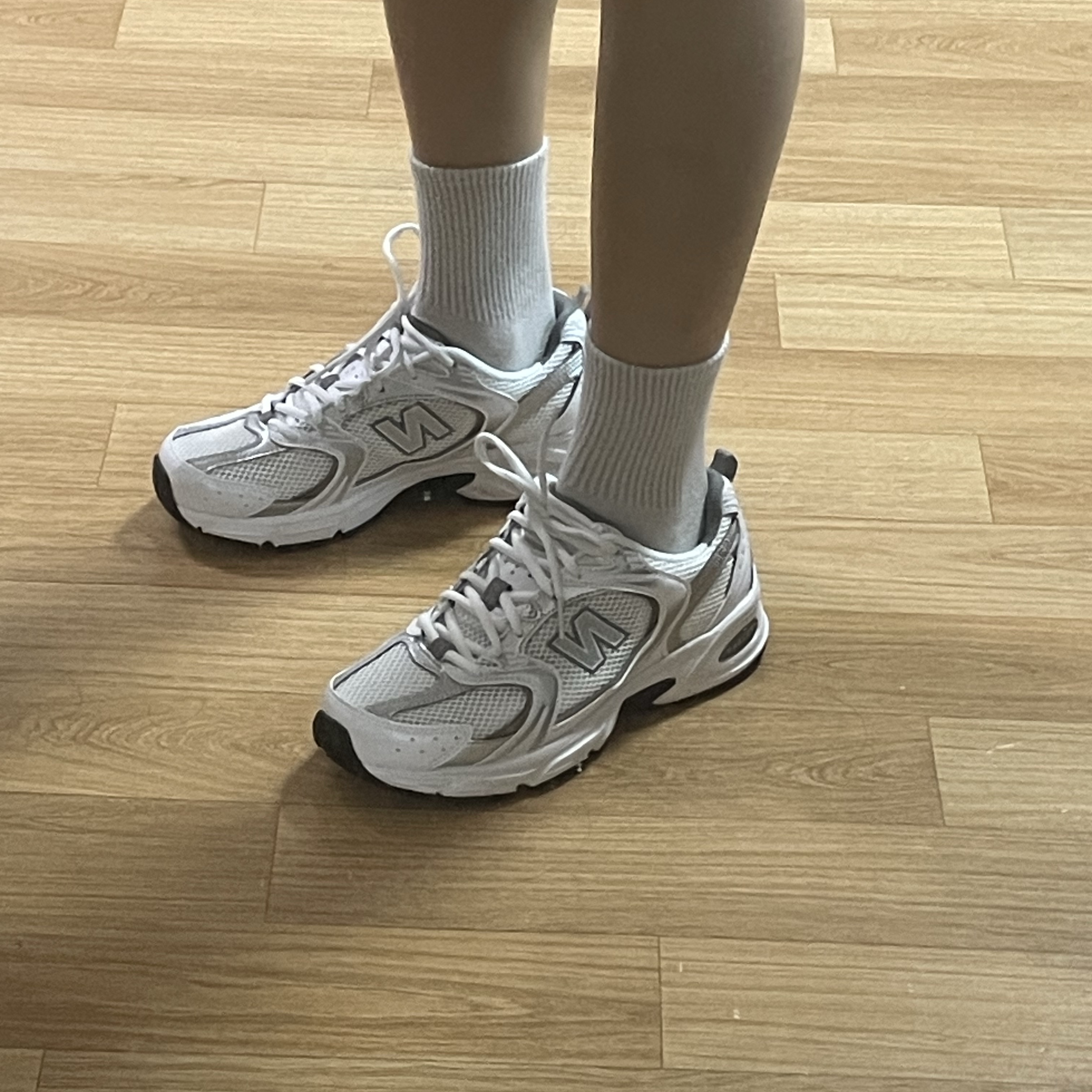 New Balance 530 White Silver 착용 스타일 - 1