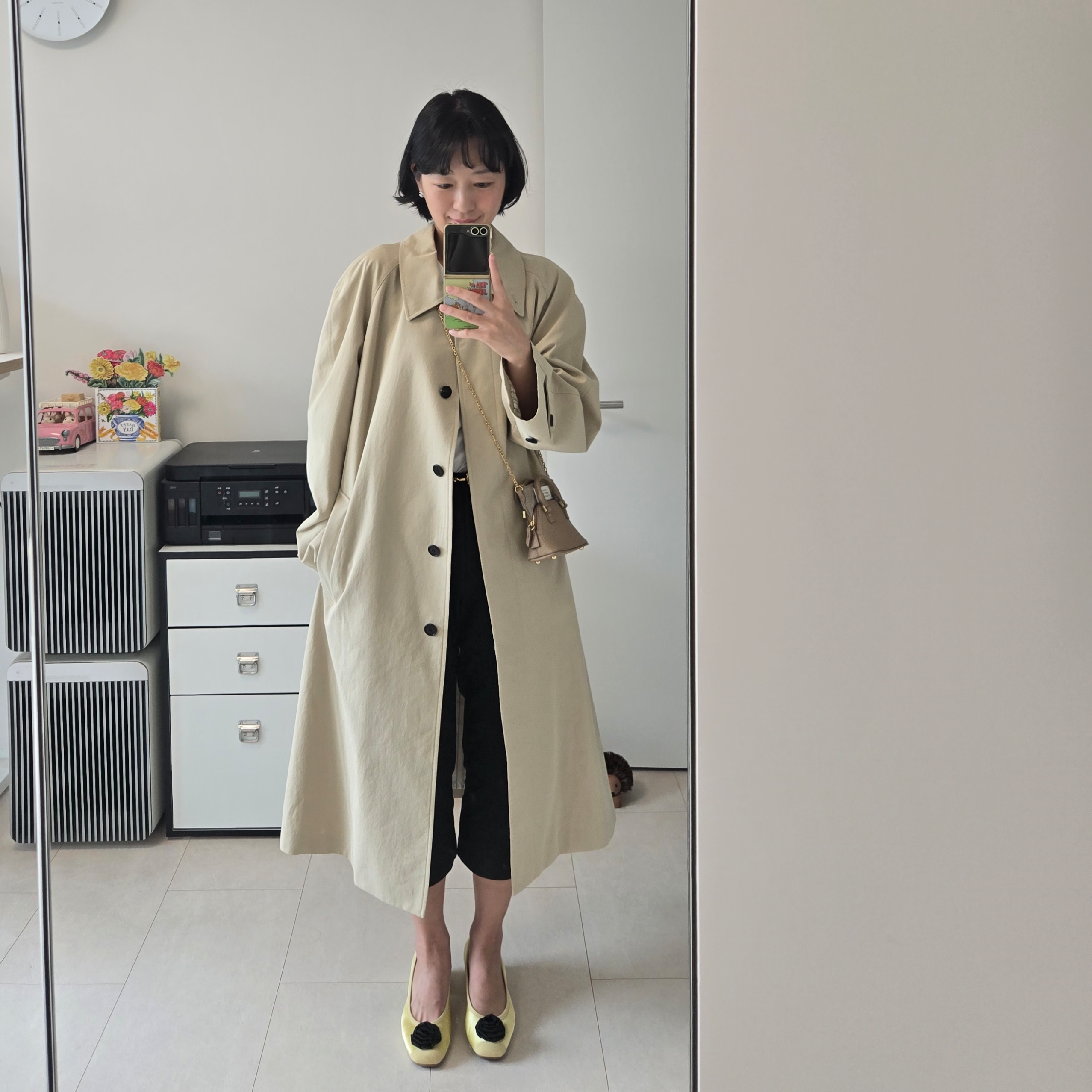 Maison Margiela 5AC Classique Baby Bag Beige, Hai x Reqins Fetiche Shoes with Rosette Black 착용 스타일 - 1