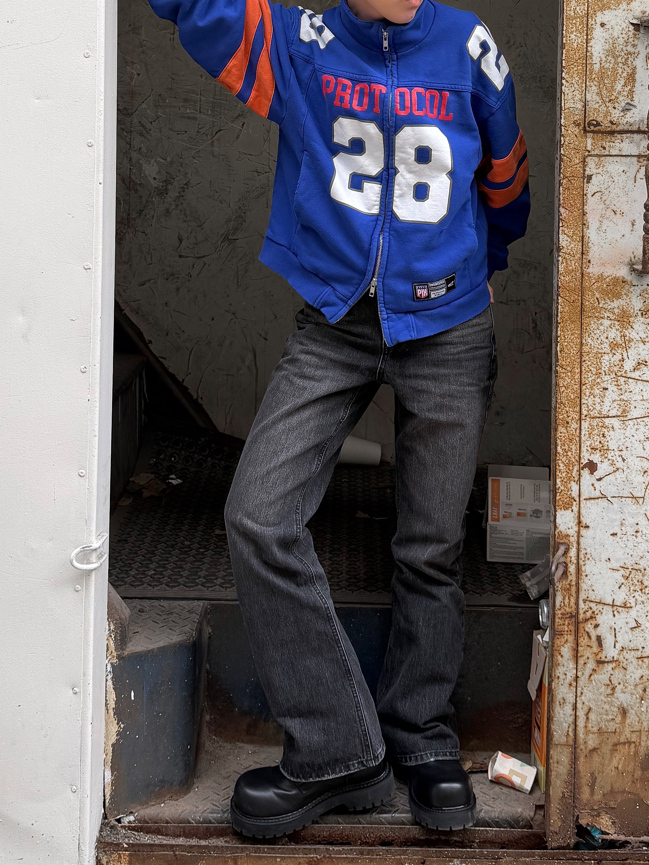 Hono Report Bell Bottom Denim Pants Black, Protocol Index Football Jersey Track Jacket Blue 착용 스타일 - 4