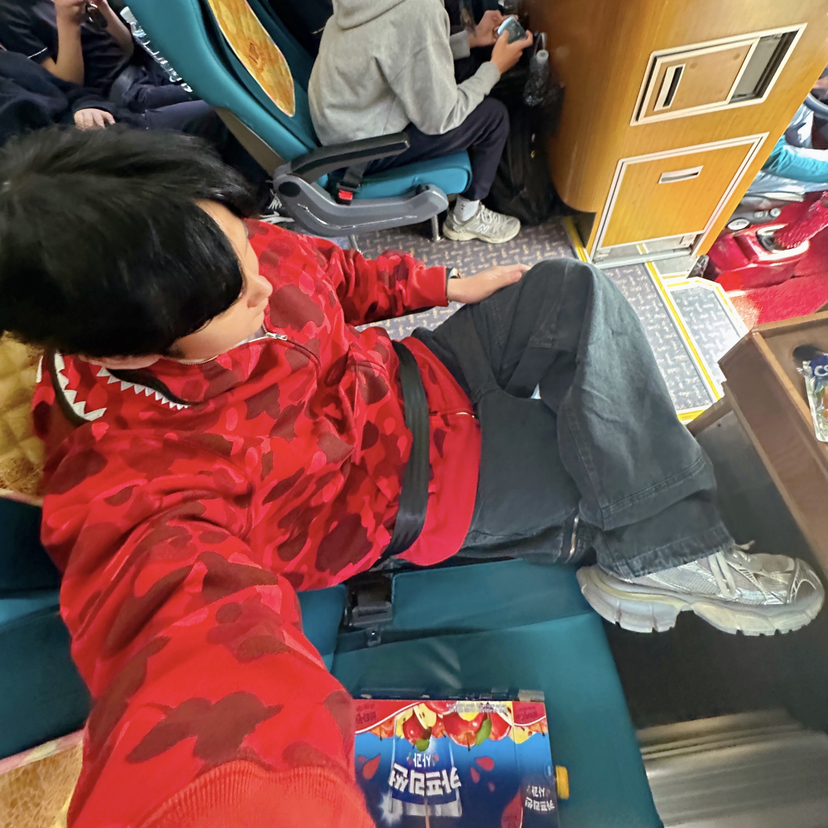 BAPE Color Camo Shark Full Zip Hoodie Red, Balenciaga 3XL Sneakers Light Beige 착용 스타일