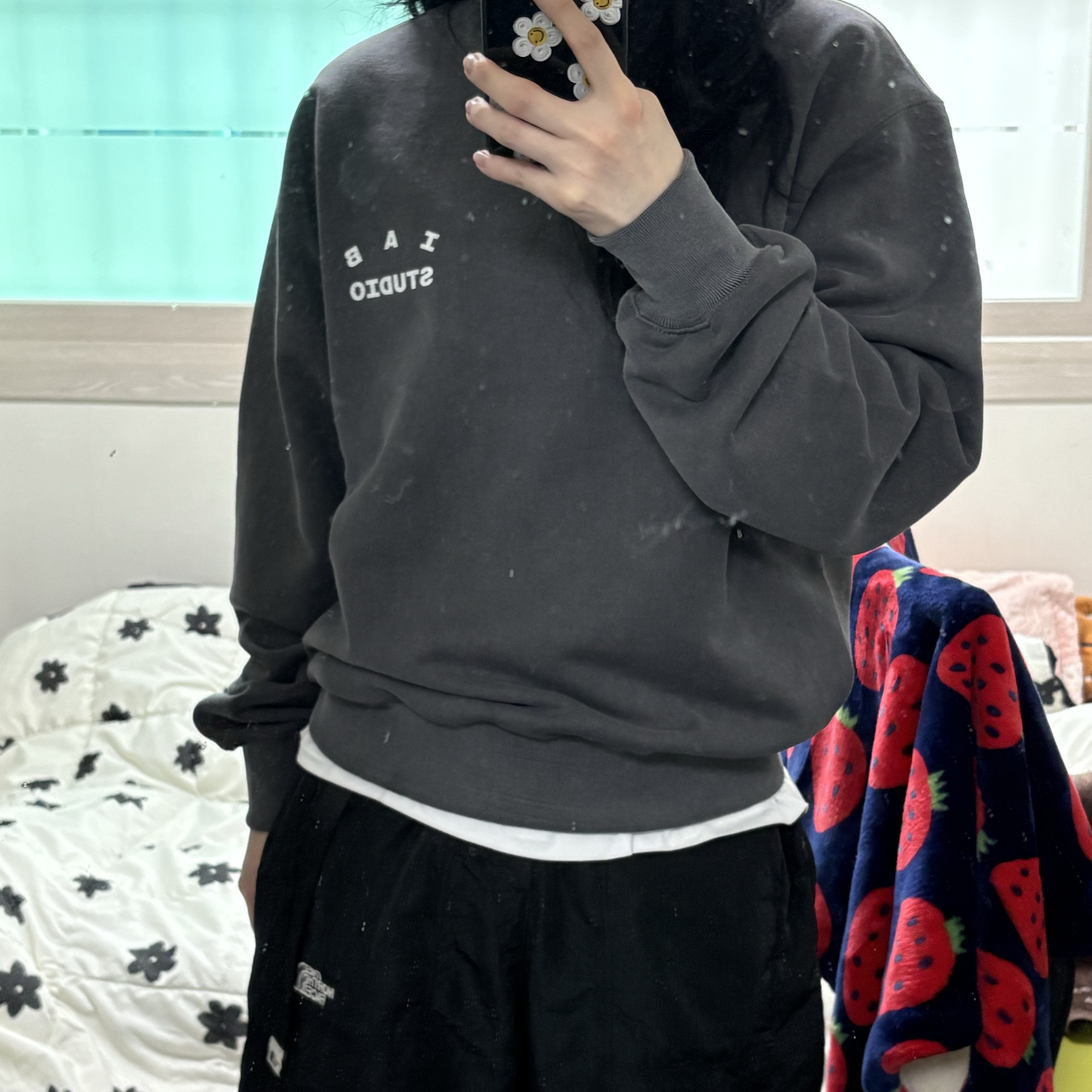 IAB Studio IAB Damaged Logo Sweatshirt Charcoal, The North Face White Label Sheldon Pants Black 착용 스타일 - 2