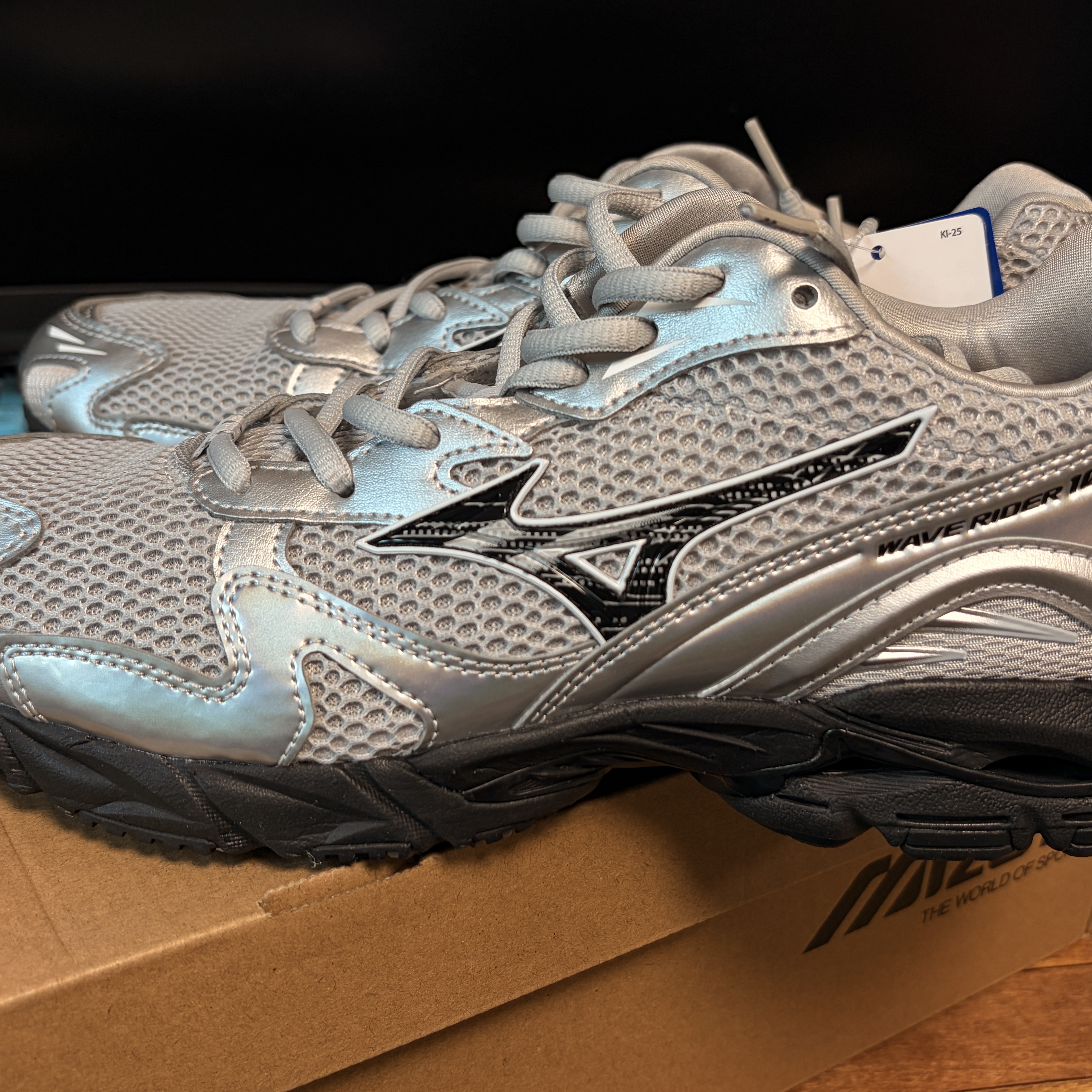 Mizuno Wave Rider 10 Light Grey Black 착용 스타일