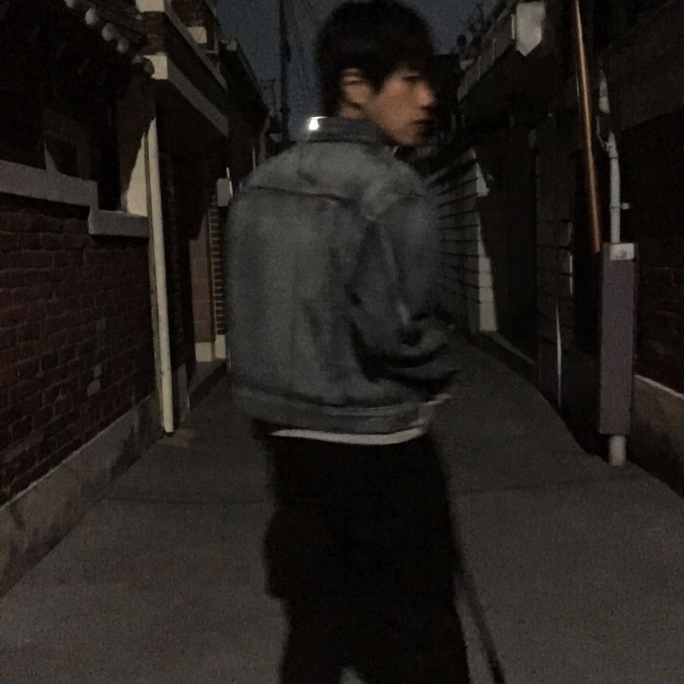 Kamien Crop Trucker Jacket Oasis Blue, emostanceclub Leather Patch Flared Jeans V3 Black 착용 스타일 - 3