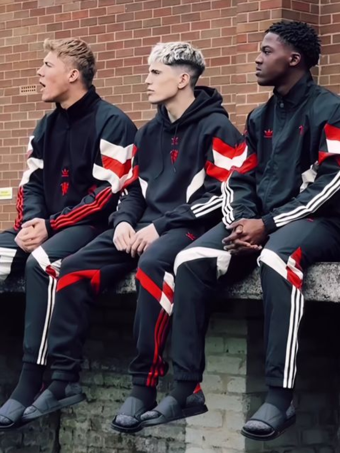 Adidas Manchester United Originals Track Top Black Red - KR Sizing, Adidas Manchester United Originals Track Top Black - KR Sizing (Non Marking Ver.) 착용 스타일 - 2